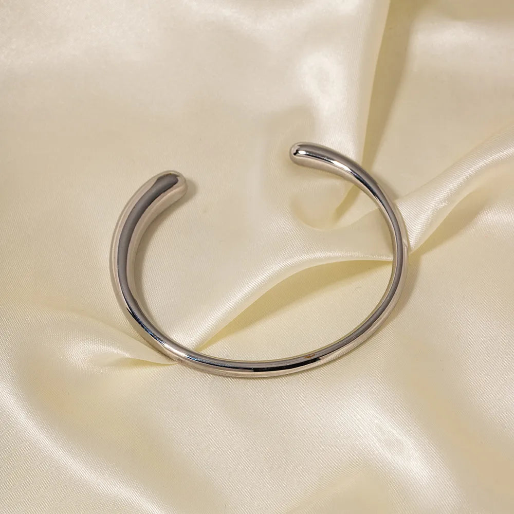 Brazaletes Sólidos Elegantes en Acero Inoxidable Chapado en Oro