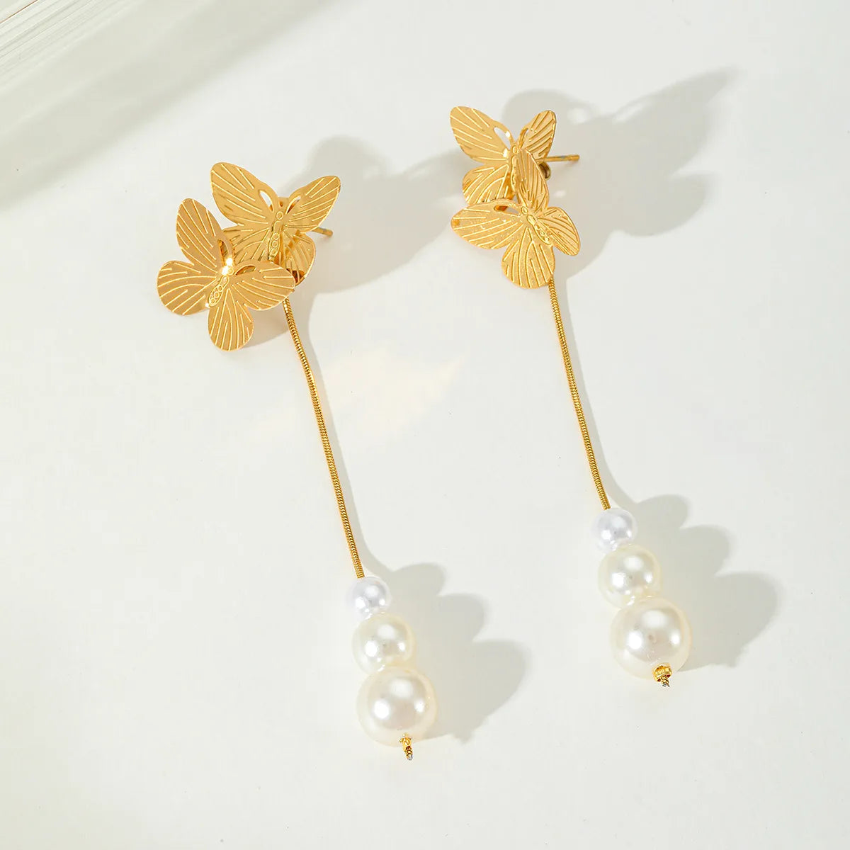 Aretes Elegantes de Mariposa en Acero Inoxidable Chapado en Oro