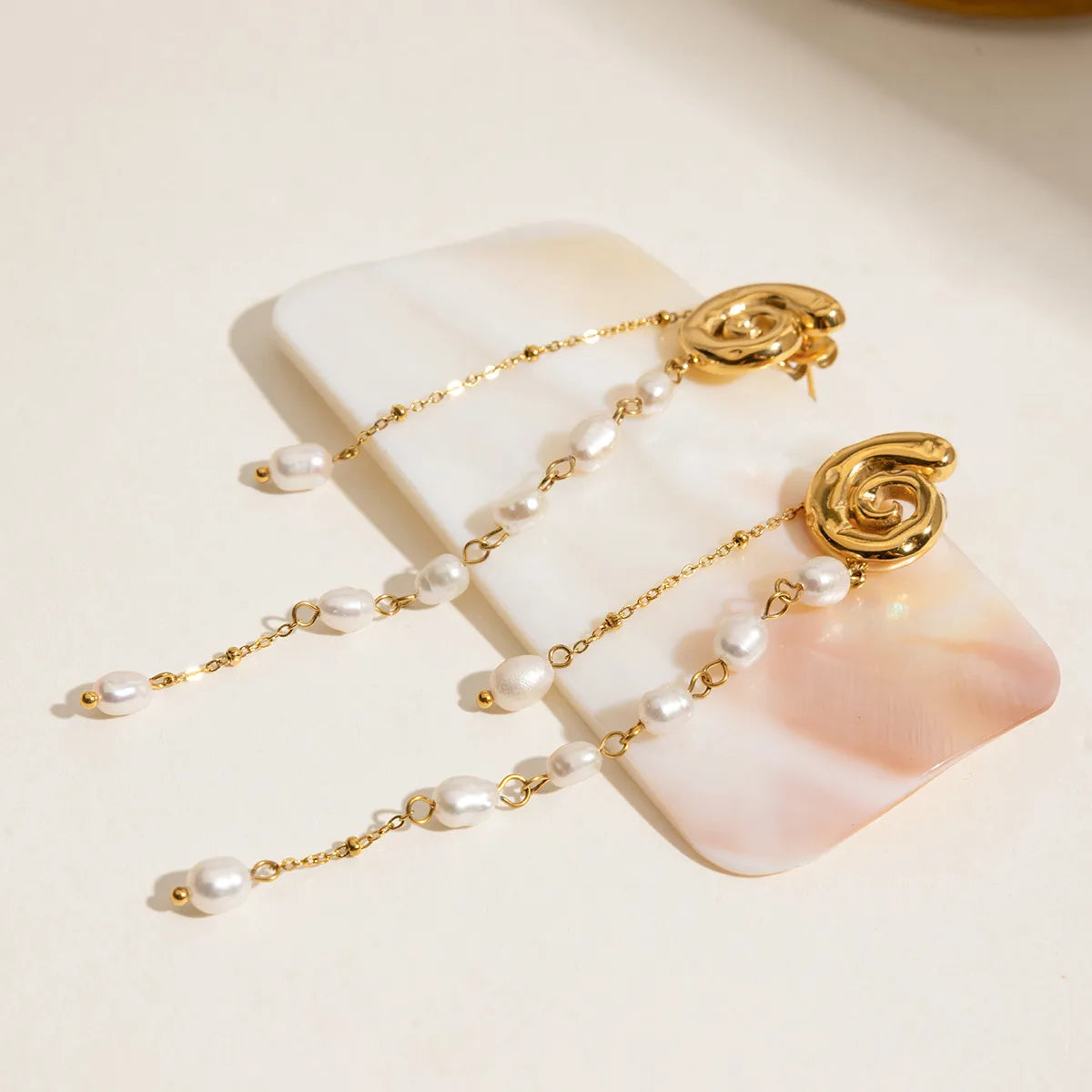 Aretes Largos Perleados en Acero Inoxidable Chapados en Oro