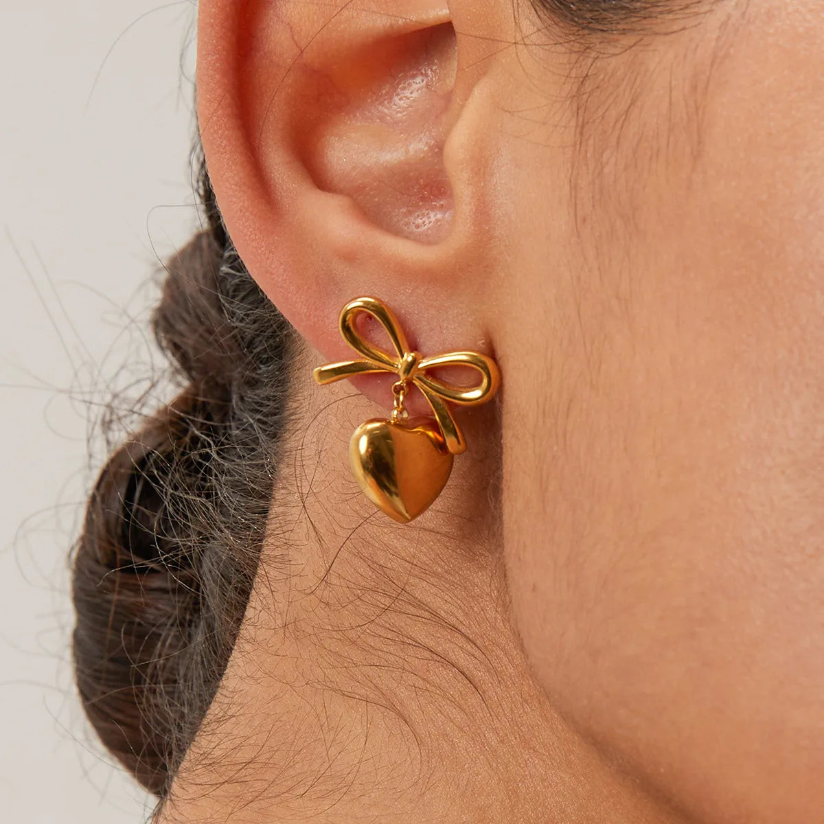 Aretes de Lazo y Corazón en Acero Inoxidable Chapado en Oro