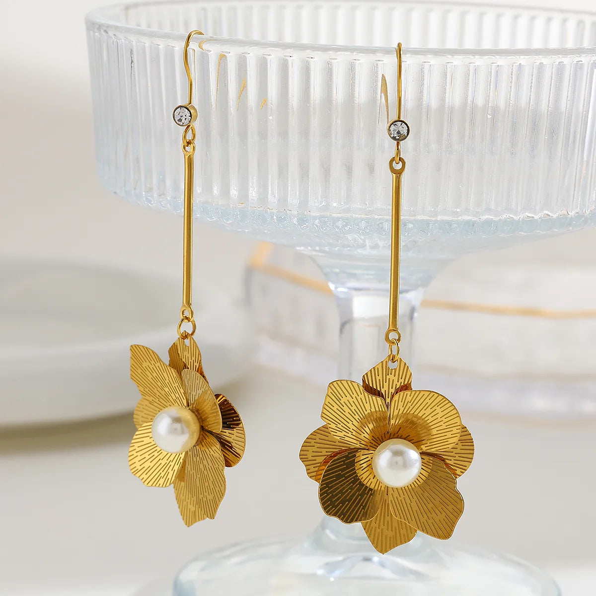 Aretes de Flor y Perla en Acero Inoxidable Chapado en Oro