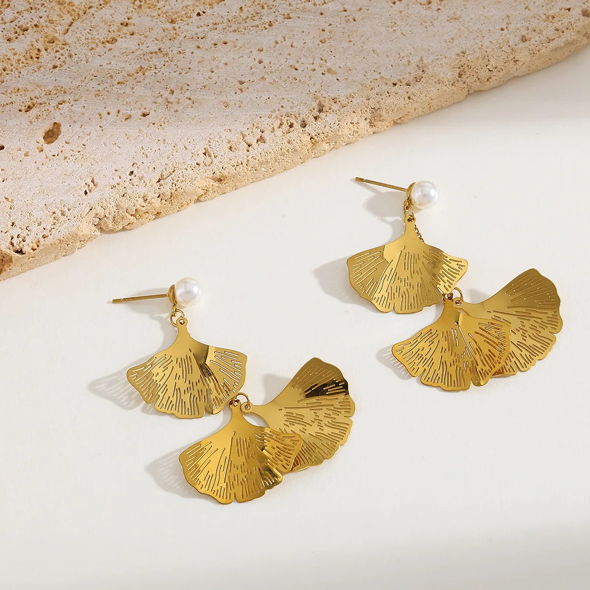 Aretes con Diseño de Hojas y Perla en Acero Inoxidable Chapado en Oro