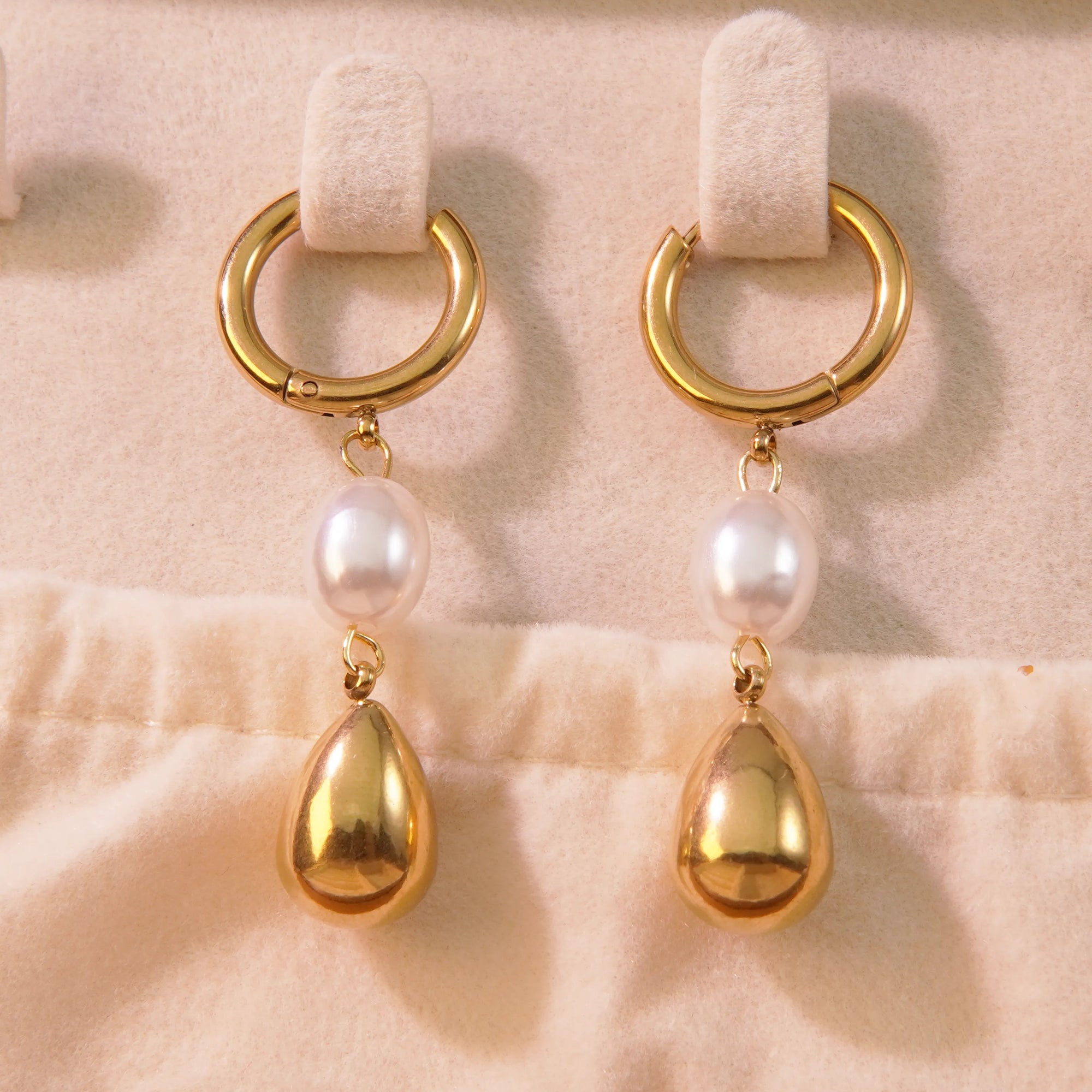 Aretes de Aro con Diseño de Gotas en Acero Inoxidable Chapado en Oro