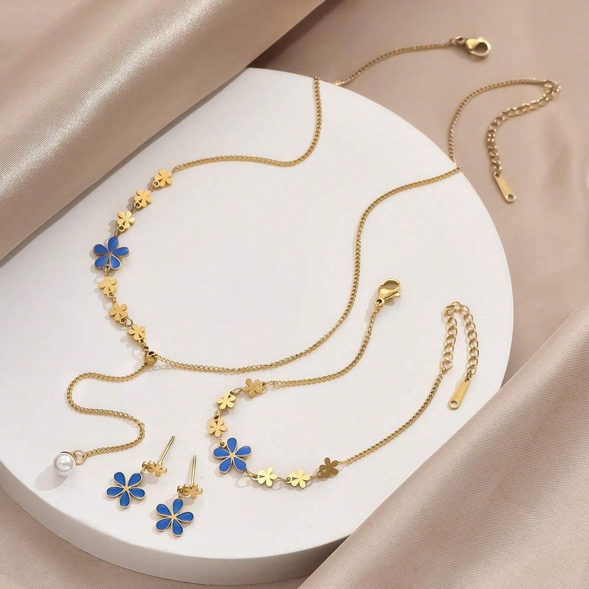 Conjunto Collar, Aretes y Pulsera Floral en Acero Inoxidable