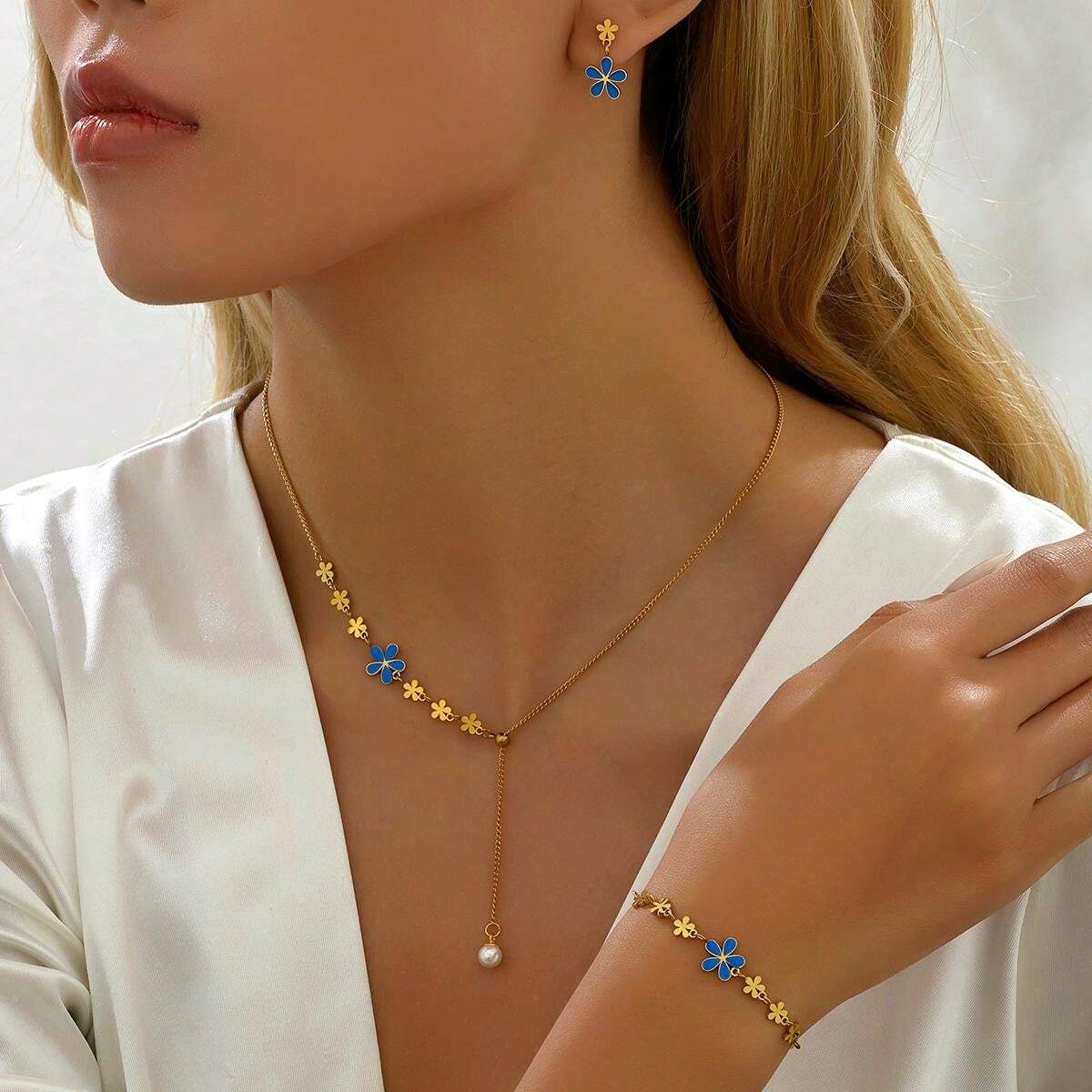 Conjunto Collar, Aretes y Pulsera Floral en Acero Inoxidable