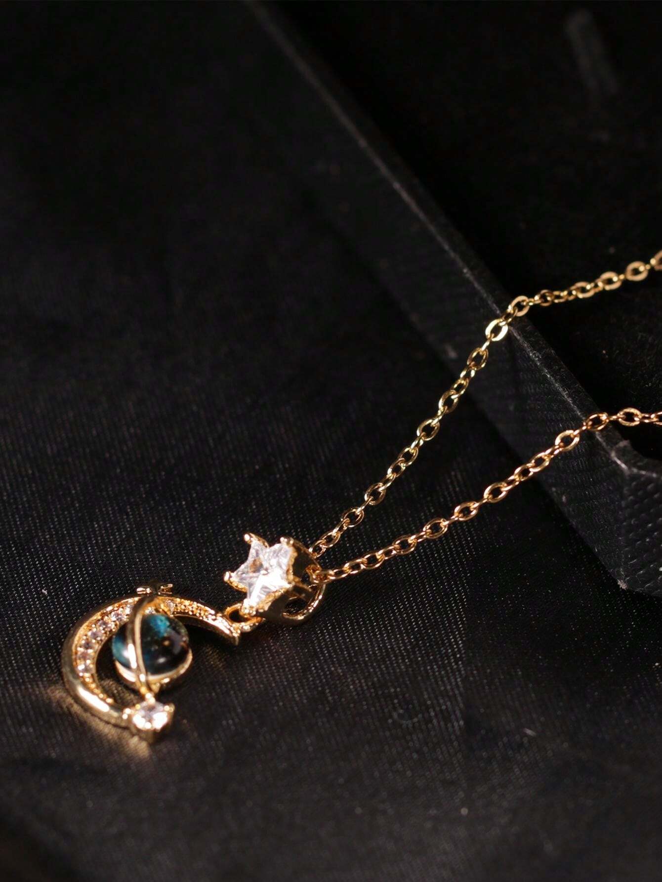 Collar con Diseño de Planeta Onírico