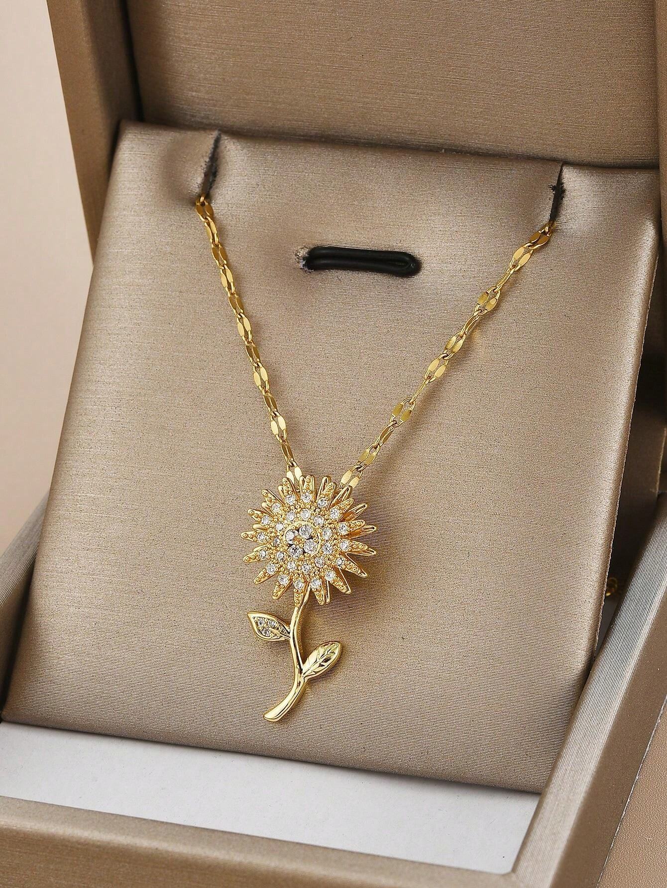 Collar con Diseño de Girasol Giratorio