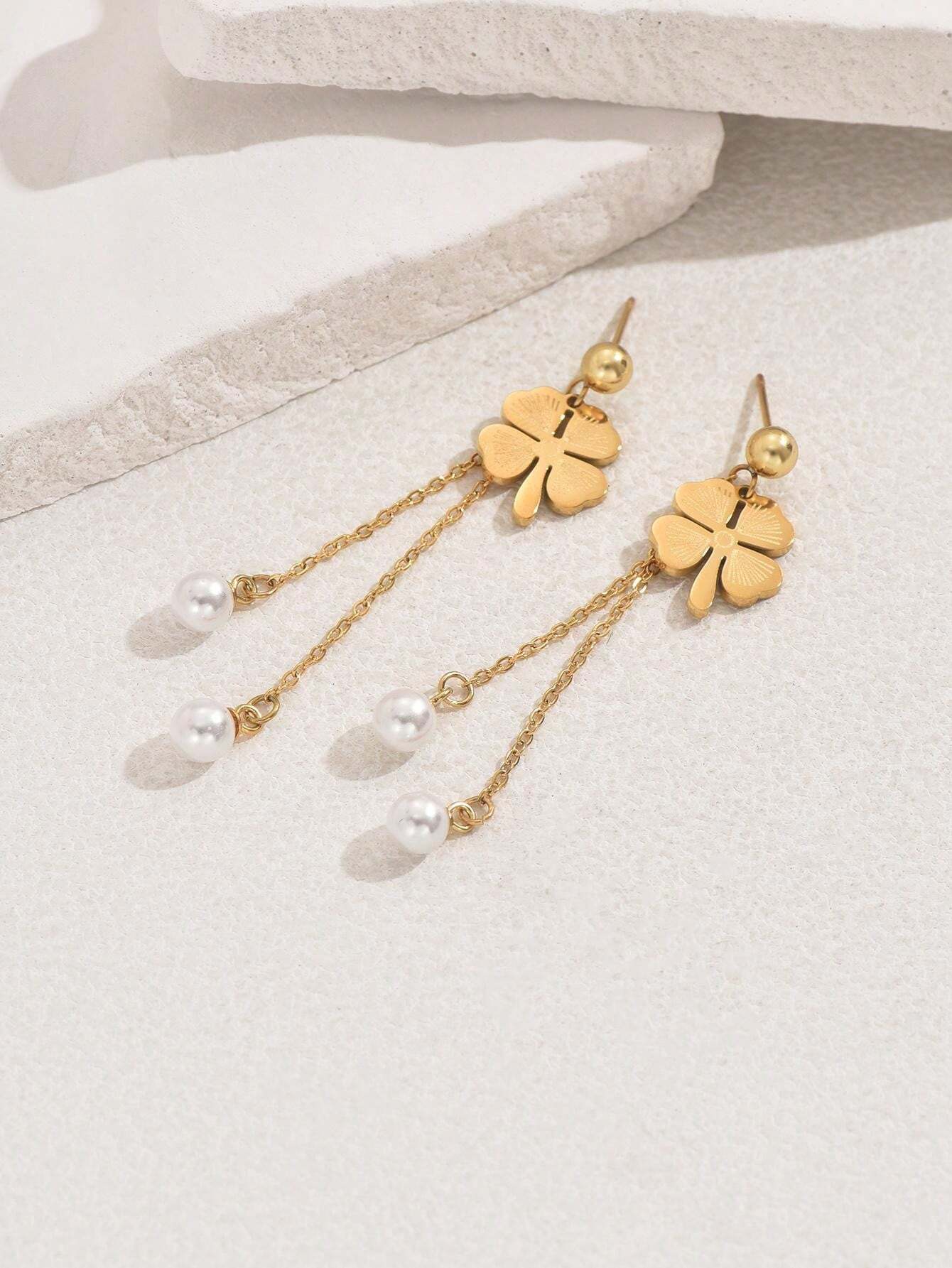 Aretes de Trebol y Perlas en Acero Inoxidable Bañado en Oro