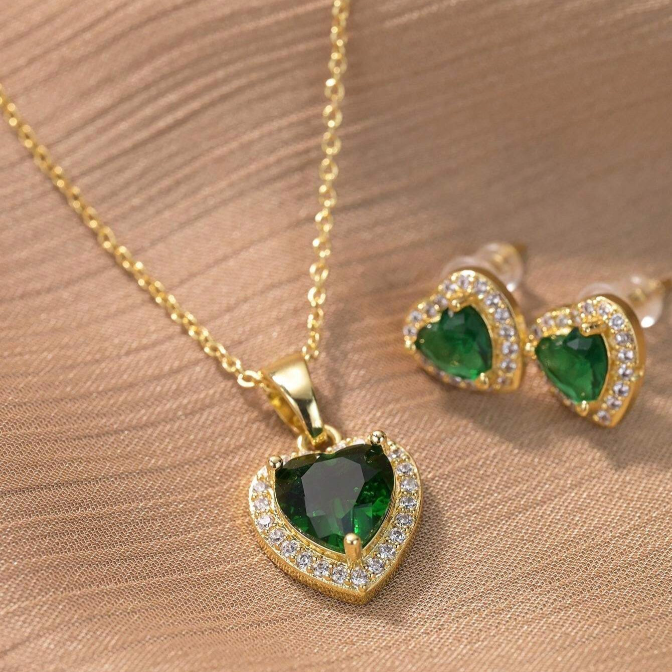 Conjunto Corazón Esmeralda Collar y Aretes