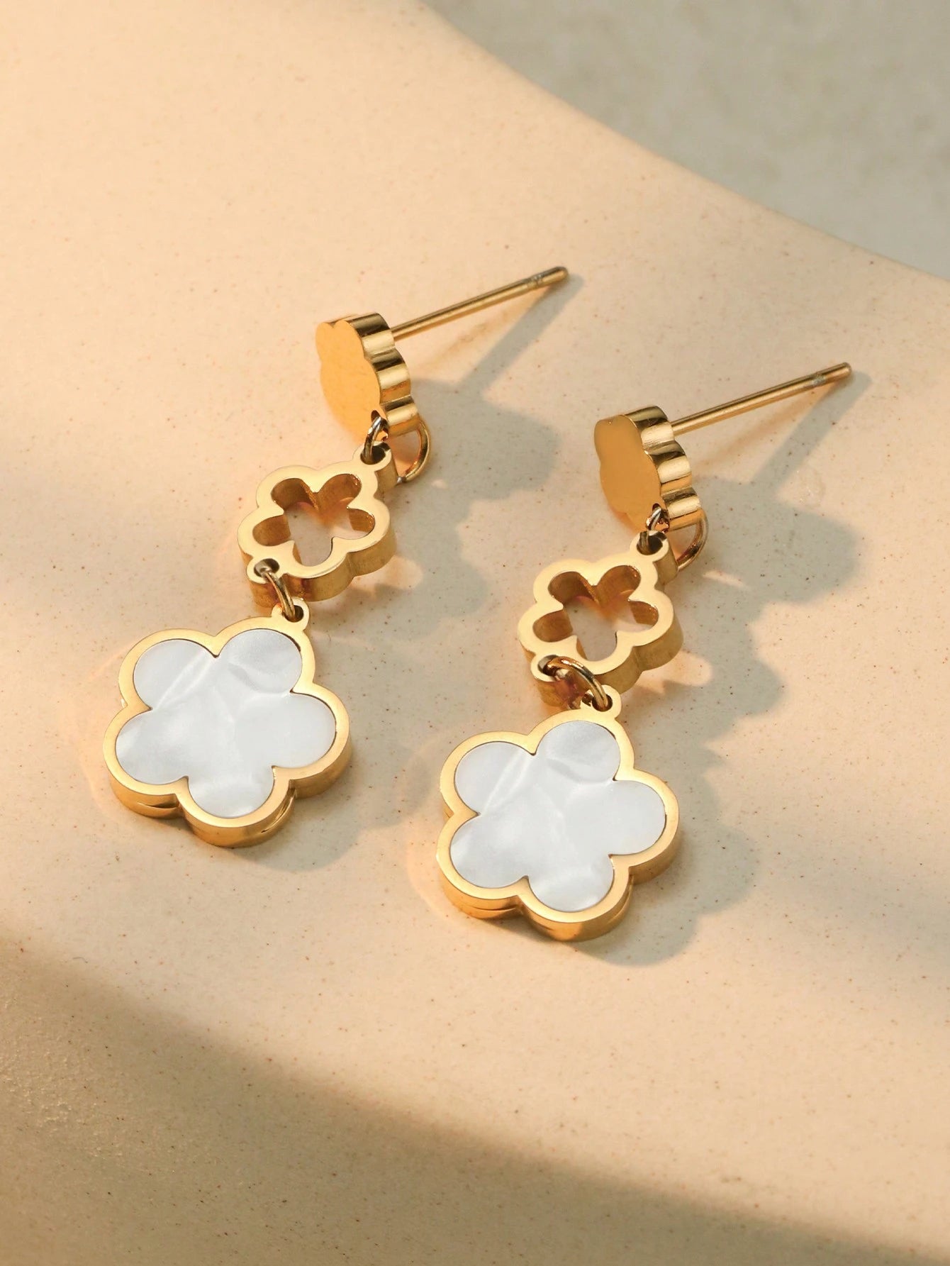 Aretes de Trebol en Blanco o Negro en Acero Inoxidable Bañado en Oro