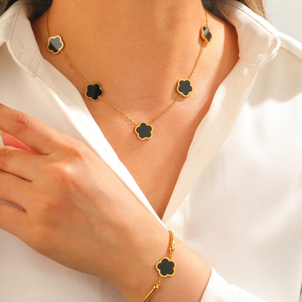 Conjunto Collar y Pulsera de Trebol Negro en Acero Inoxidable Chapado en Oro