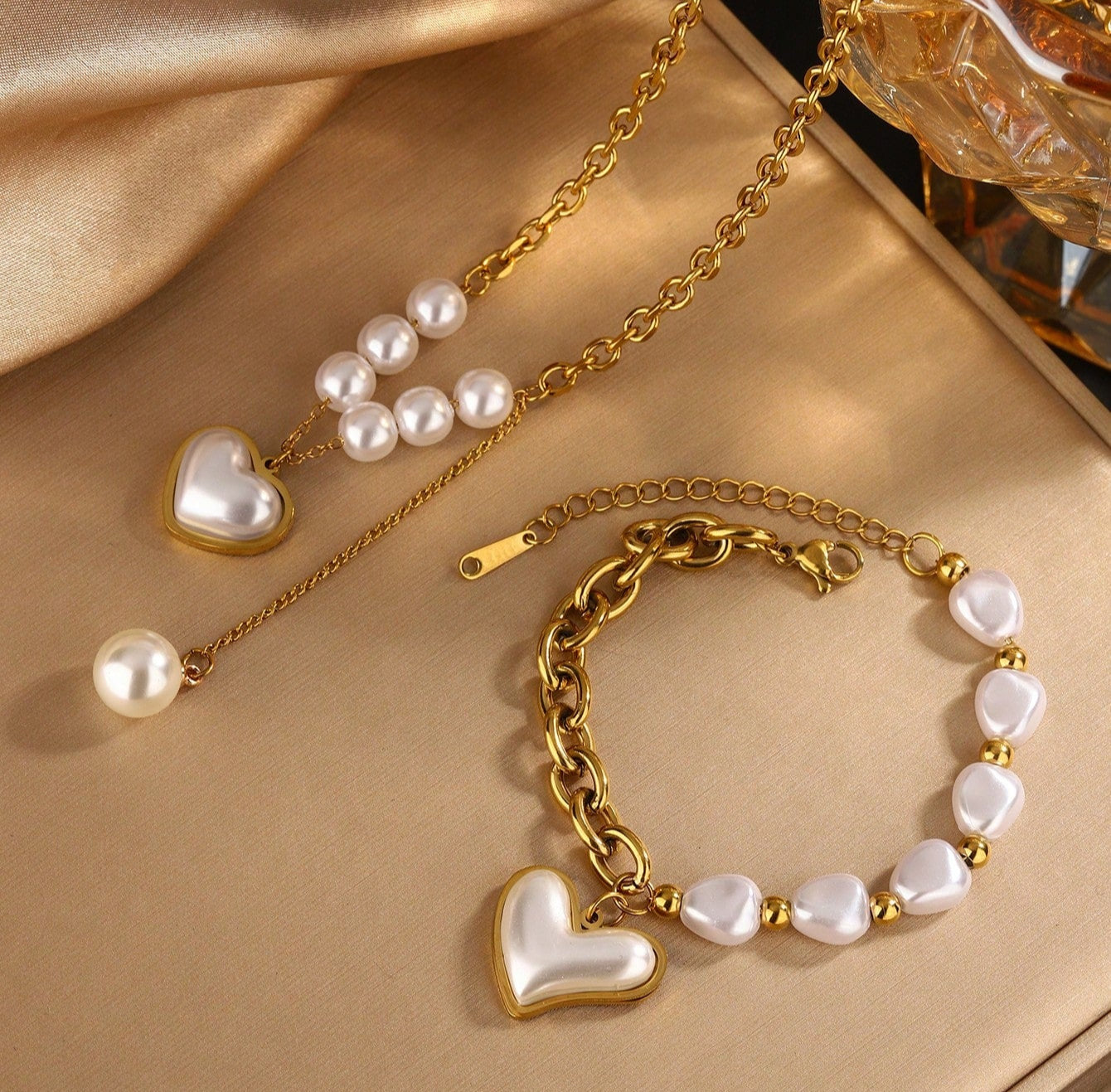 Conjunto Collar y Pulsera Corazon Perleado en Acero Inoxidable Chapado en Oro