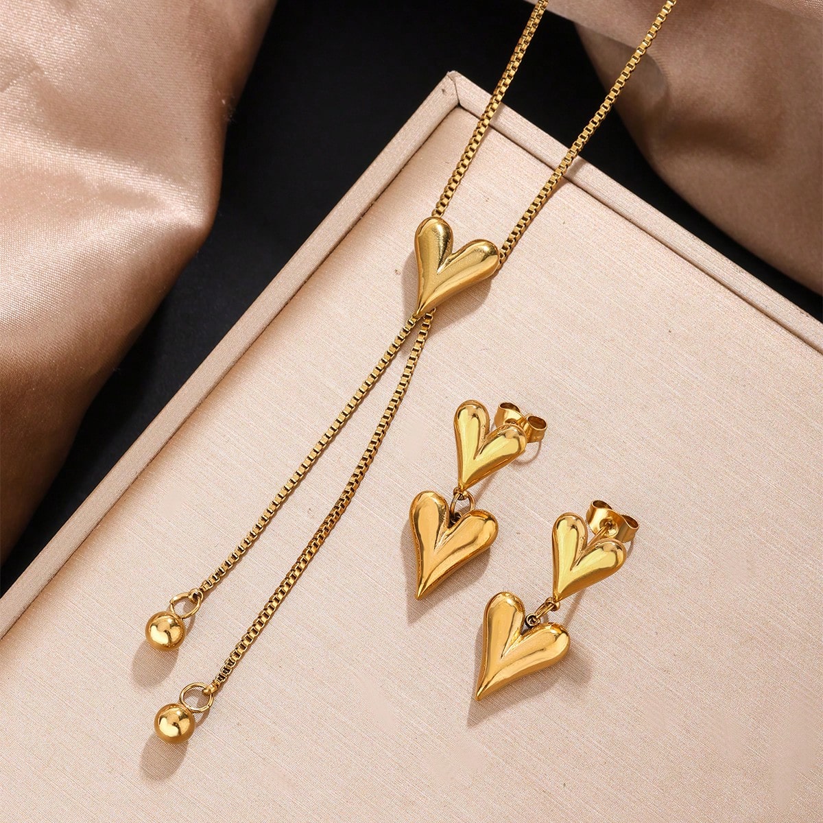 Conjunto Collar y Aretes con Diseño de Corazón en Acero Inoxidable