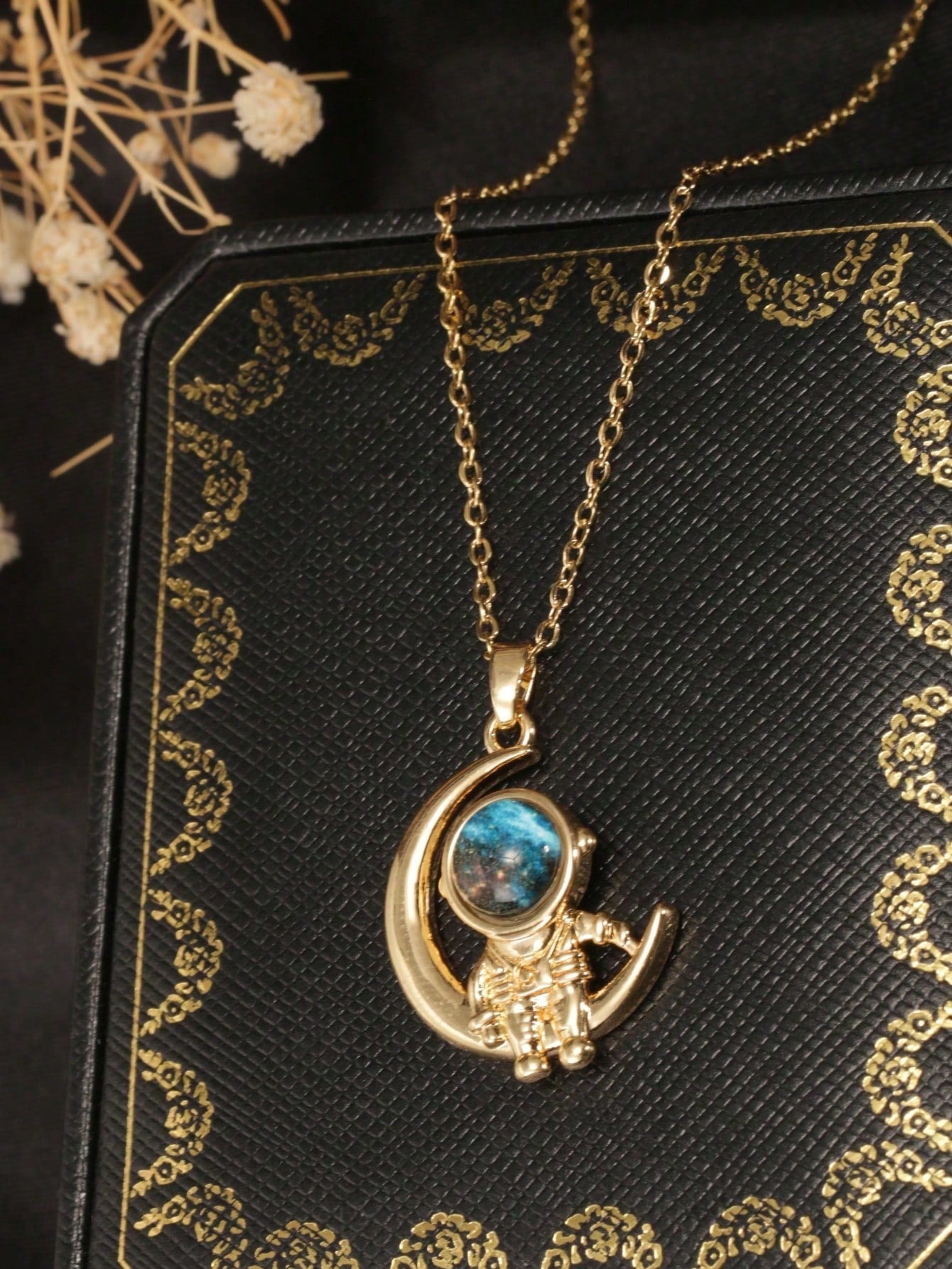 Collar con Diseño de Astronauta