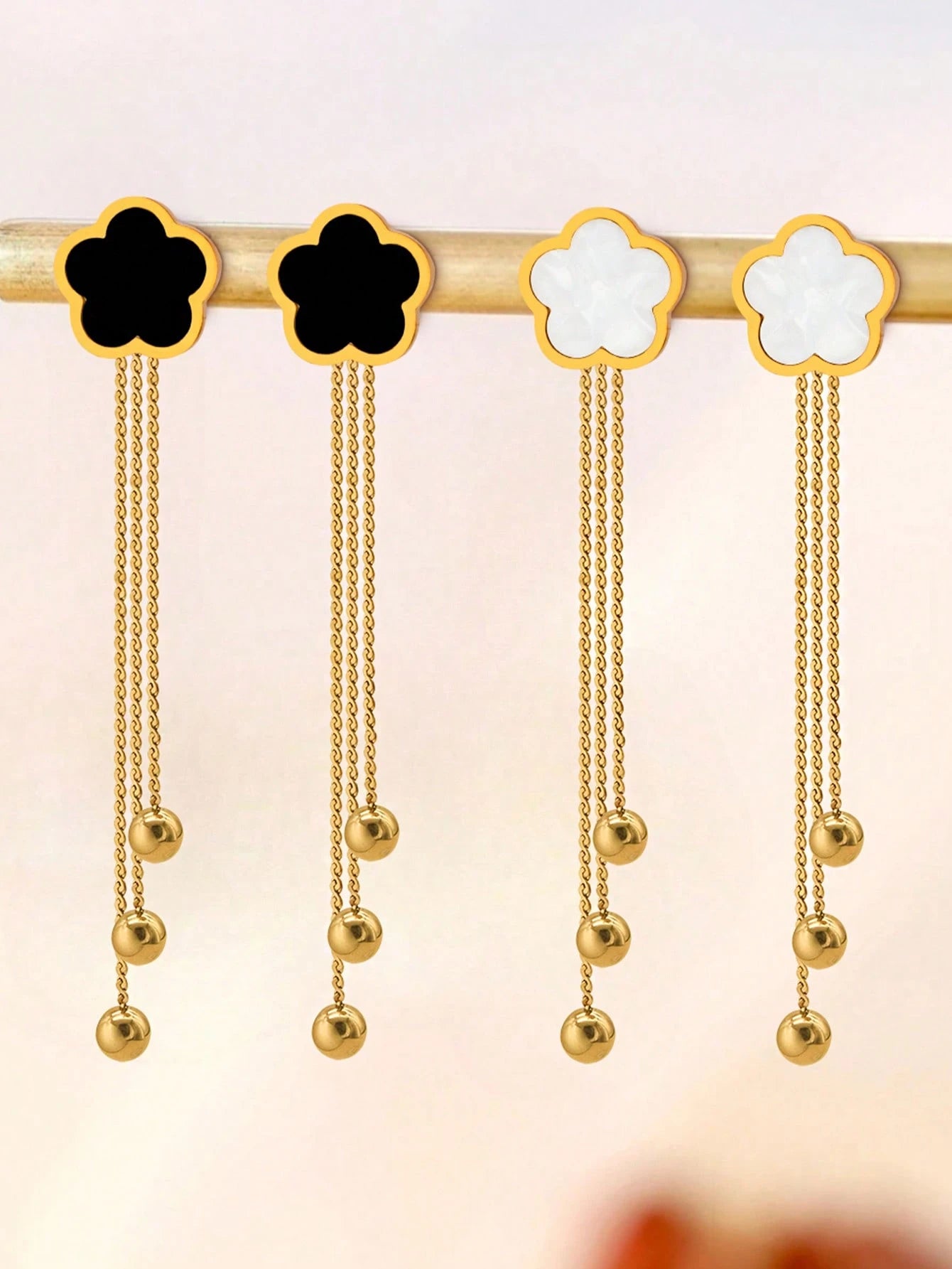 Aretes Largos de Trebol en Blanco o Negro en Acero Inoxidable Bañado en Oro
