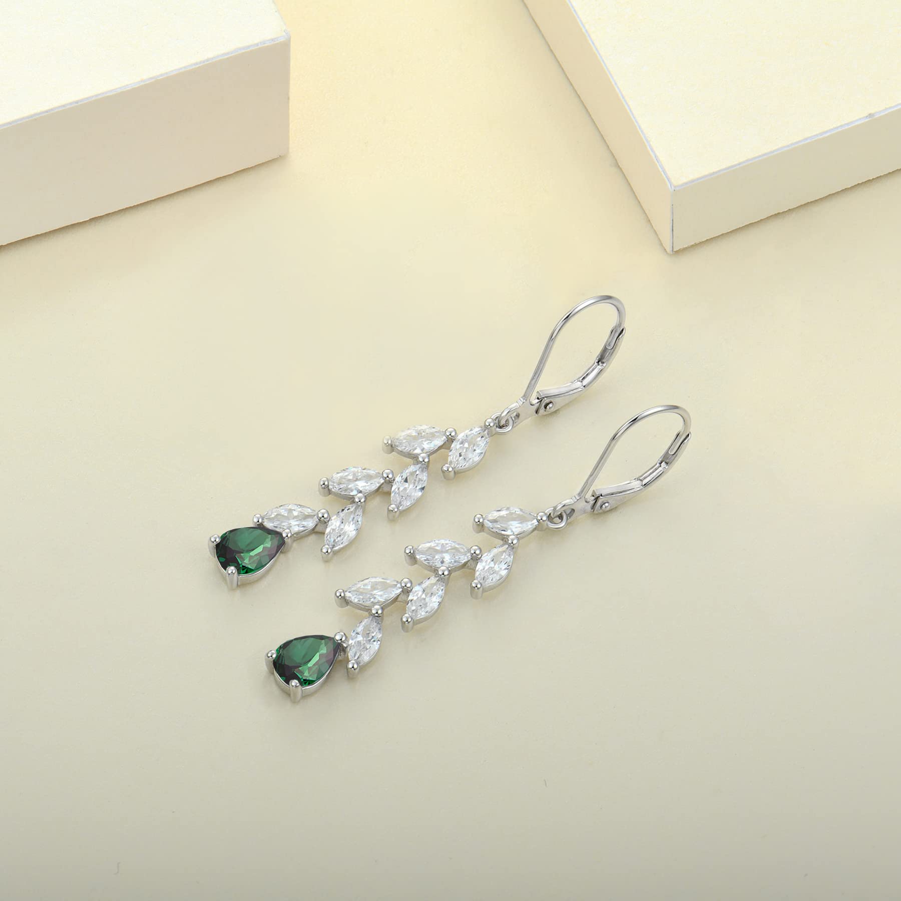 Aretes Largos de Plata de Ley 925 y Esmeralda Creada