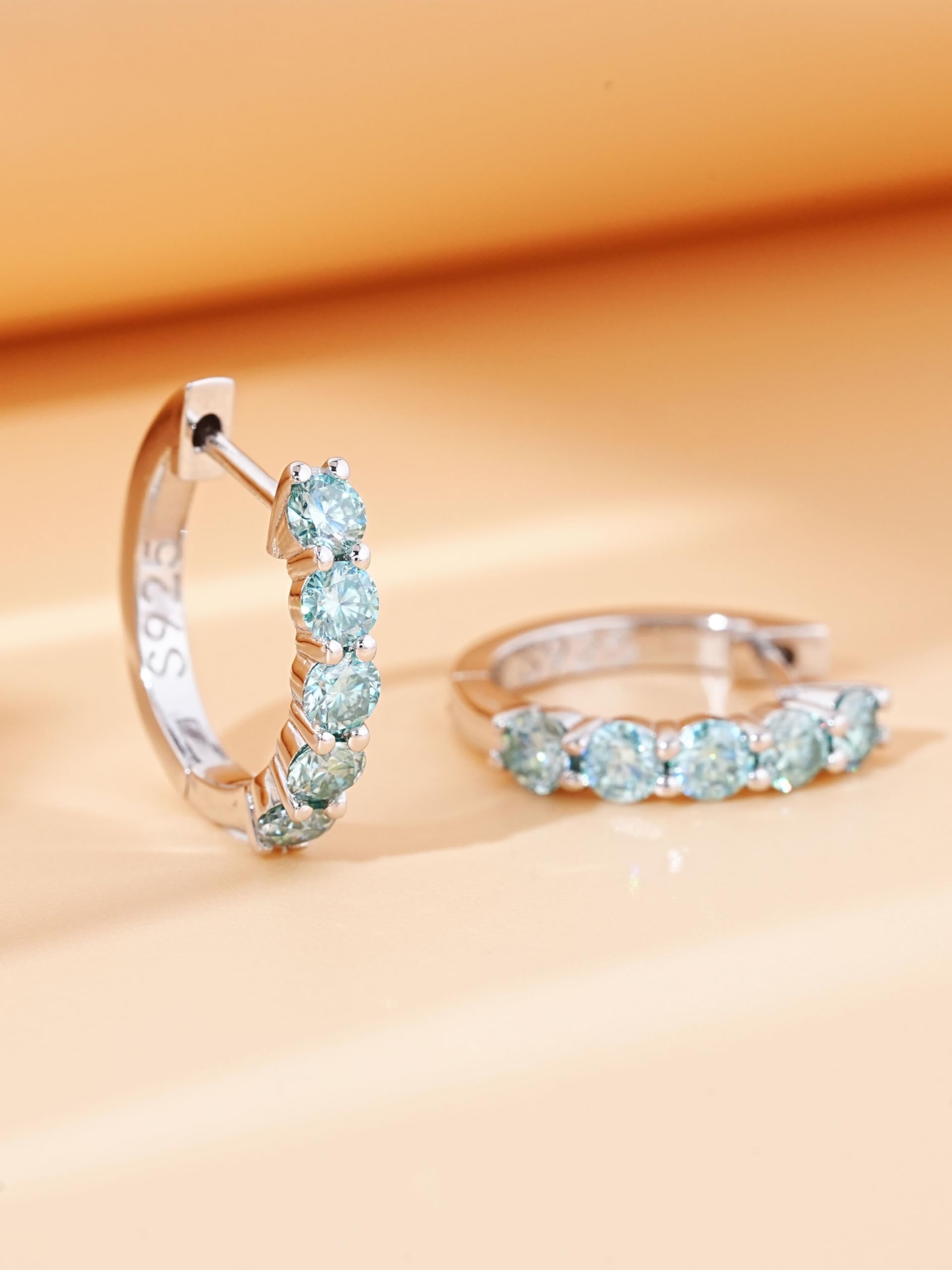 Aretes de Plata de Ley 925 y Moissanitas Azules tipo Argolla