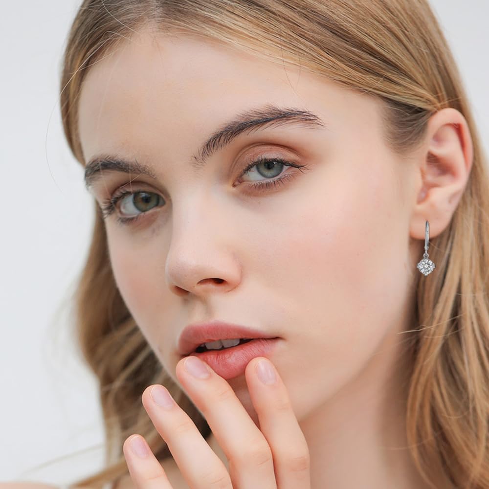 Aretes de Plata de Ley y Moissanita Estilo Clásico