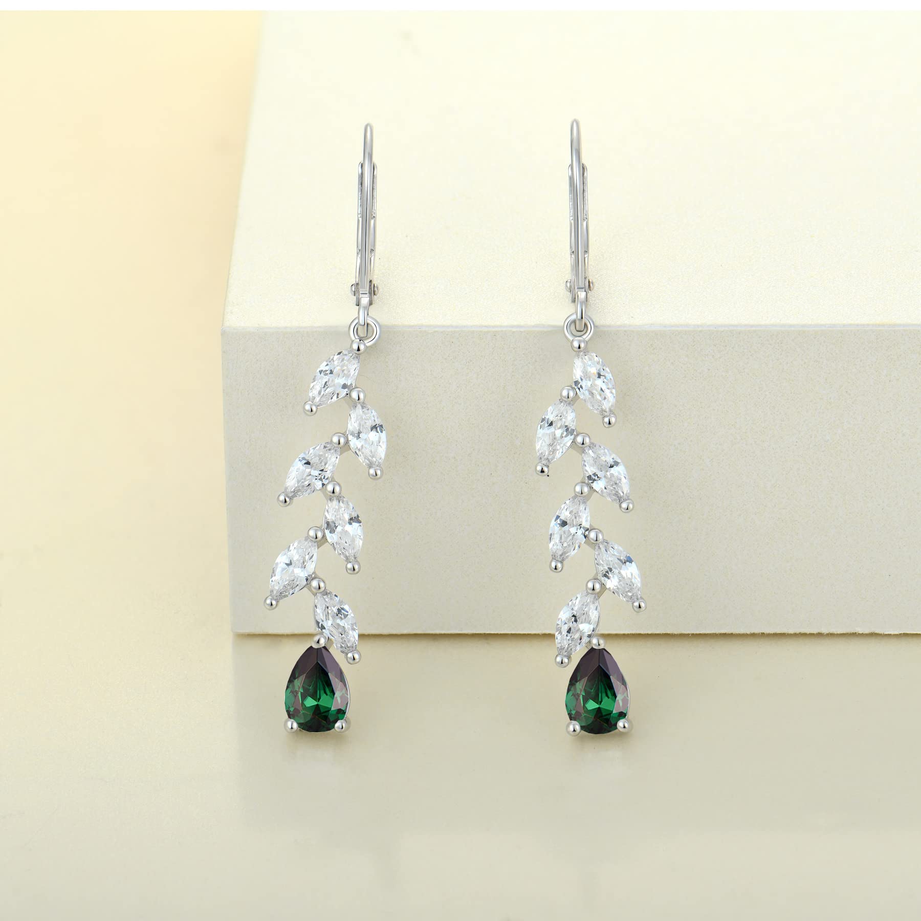 Aretes Largos de Plata de Ley 925 y Esmeralda Creada