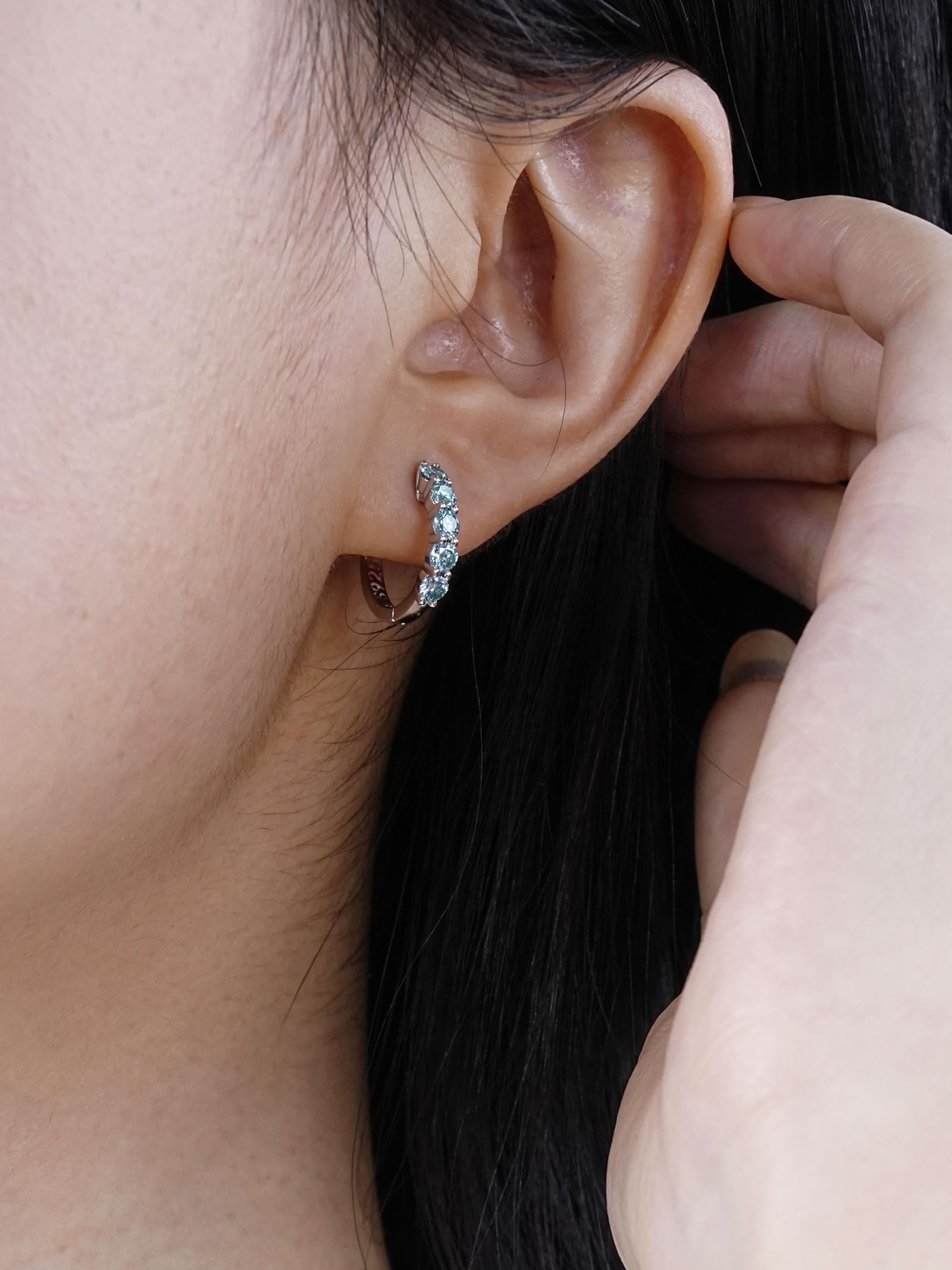 Aretes de Plata de Ley 925 y Moissanitas Azules tipo Argolla