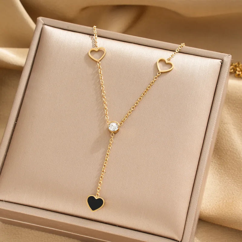 Collar Delicado con Corazón Negro en Acero Inoxidable Chapado en Oro