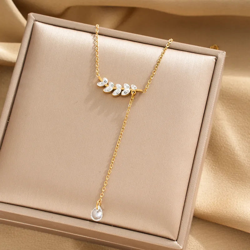 Collar Delicado con Diseño de Hojas en Acero Inoxidable Chapado en Oro