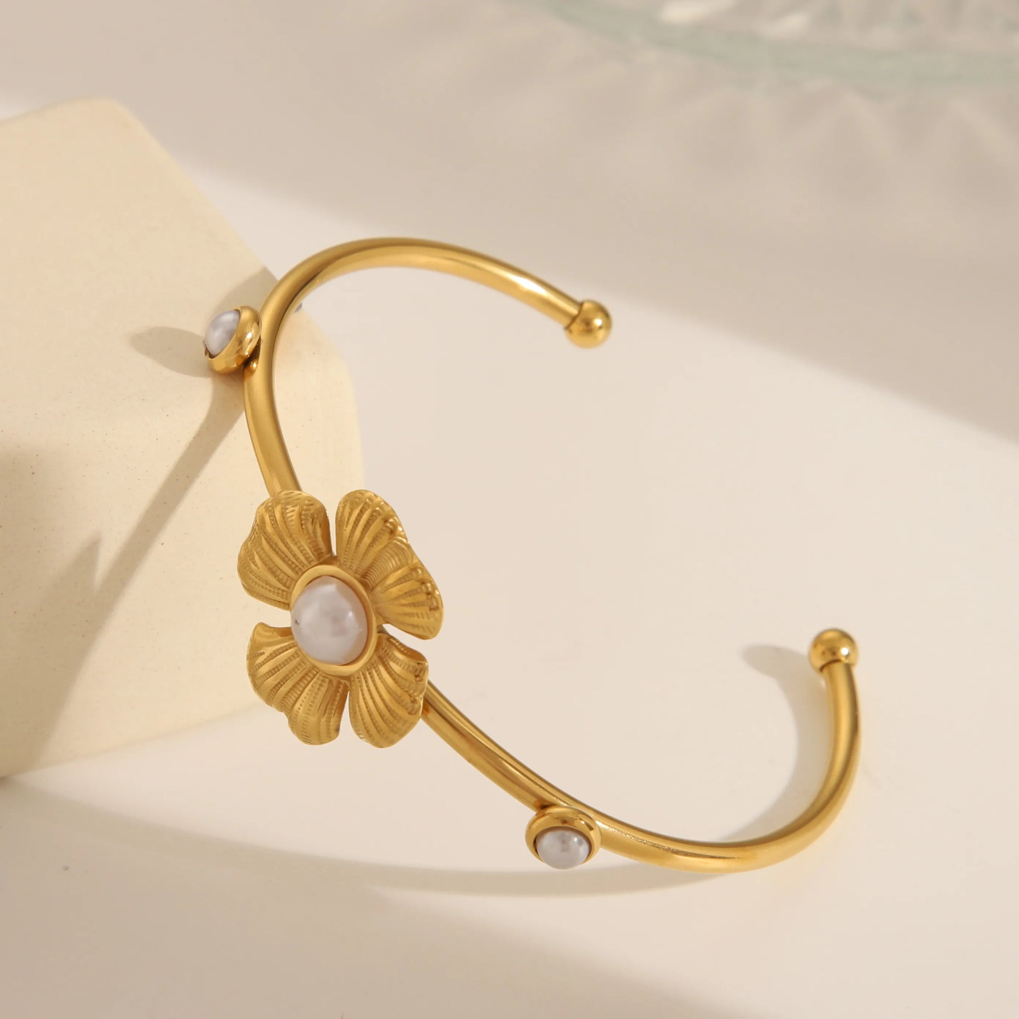 Brazaletes Florales y Perlados en Acero Inoxidable Chapado en Oro