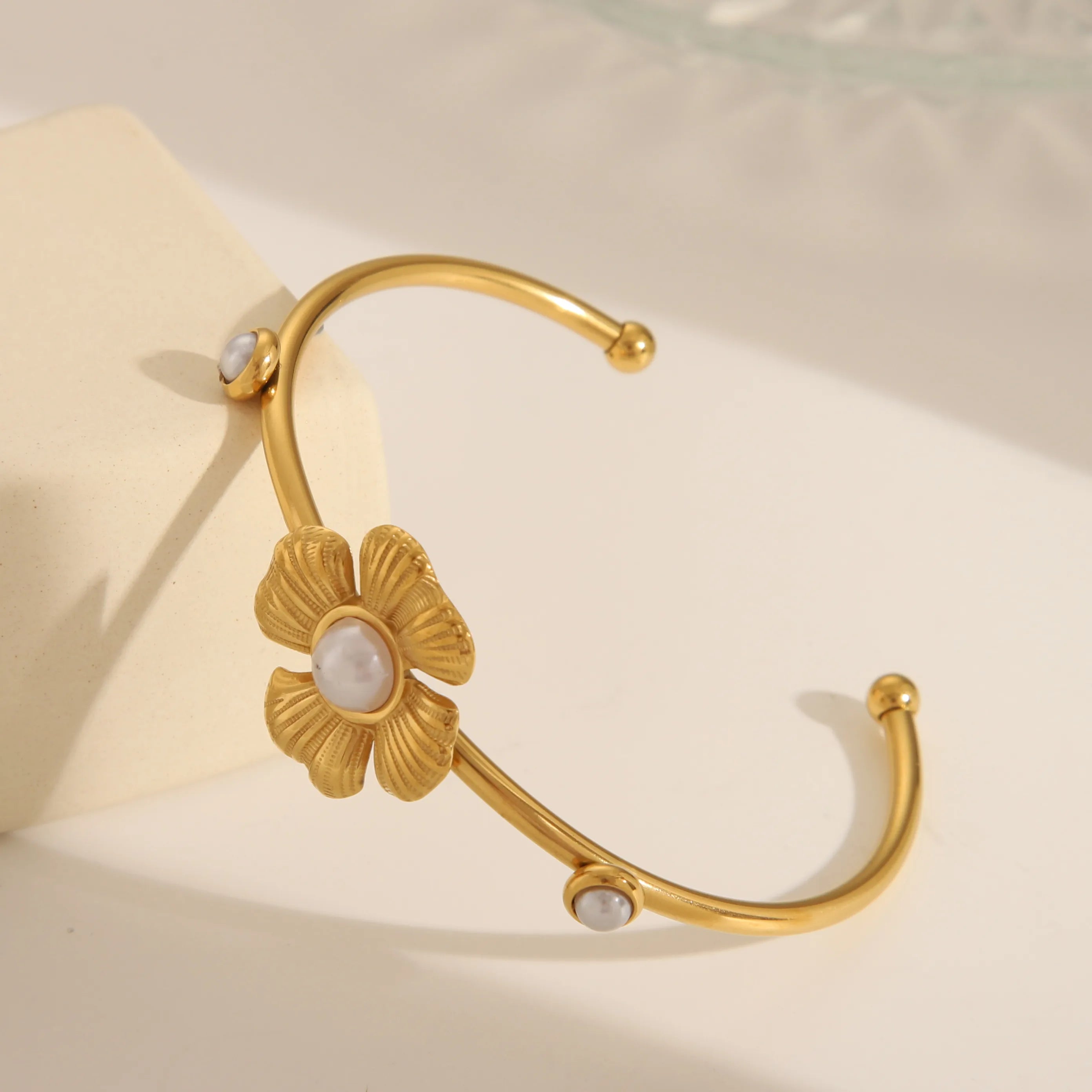 Brazaletes Florales y Perlados en Acero Inoxidable Chapado en Oro