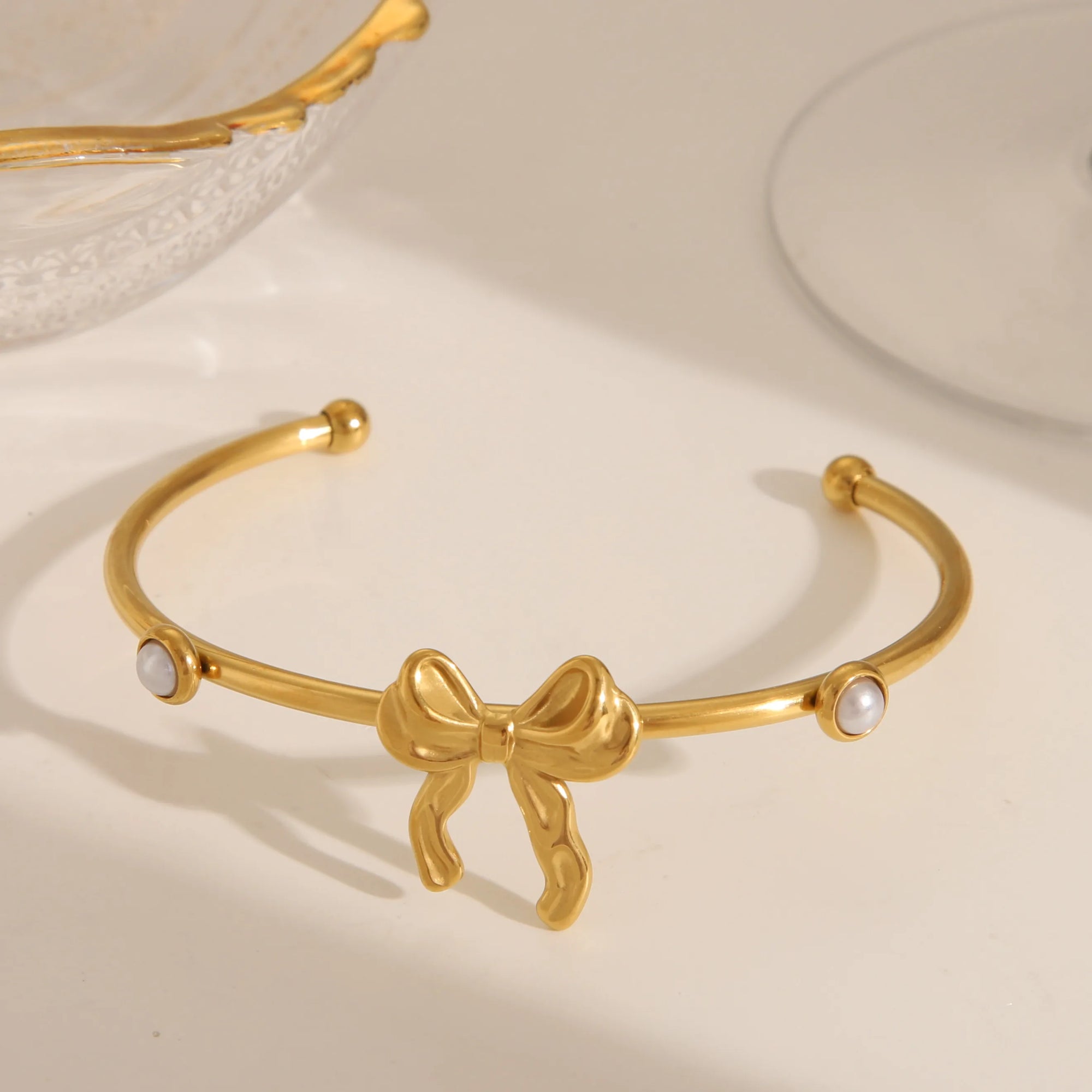 Brazaletes Florales y Perlados en Acero Inoxidable Chapado en Oro
