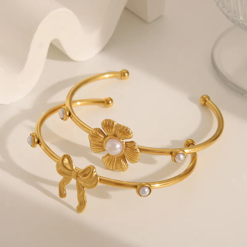 Brazaletes Florales y Perlados en Acero Inoxidable Chapado en Oro
