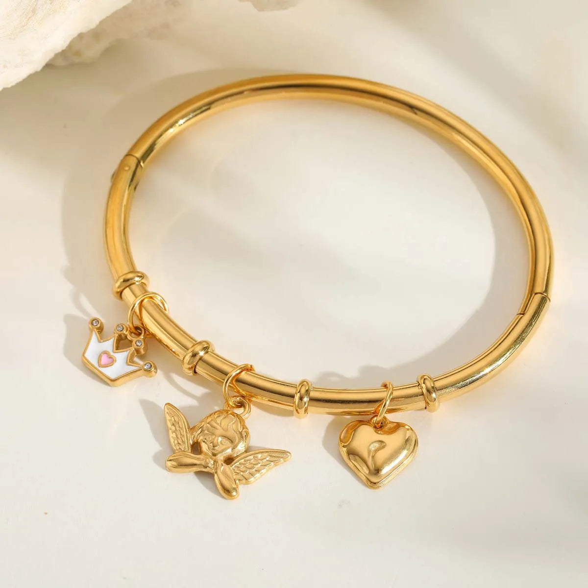 Brazalete Sólido con Dijes en Acero Inoxidable Chapado en Oro