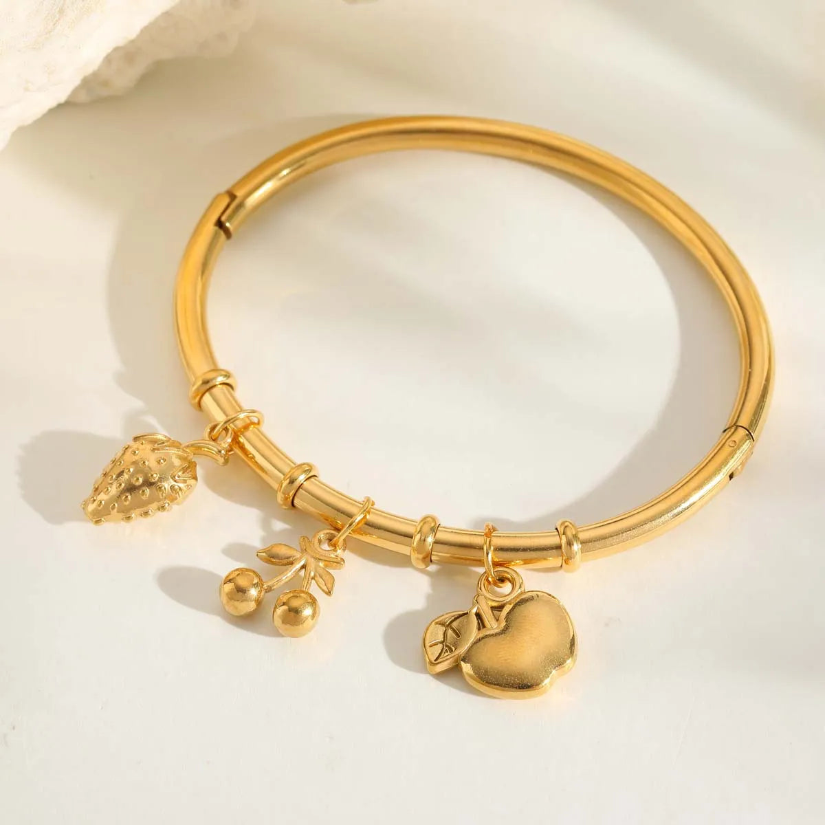 Brazalete Sólido con Dijes en Acero Inoxidable Chapado en Oro