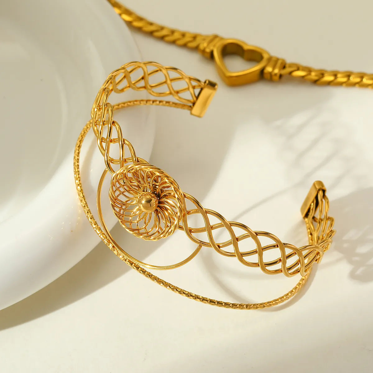 Brazalete Vintage en Acero Inoxidable Chapado en Oro