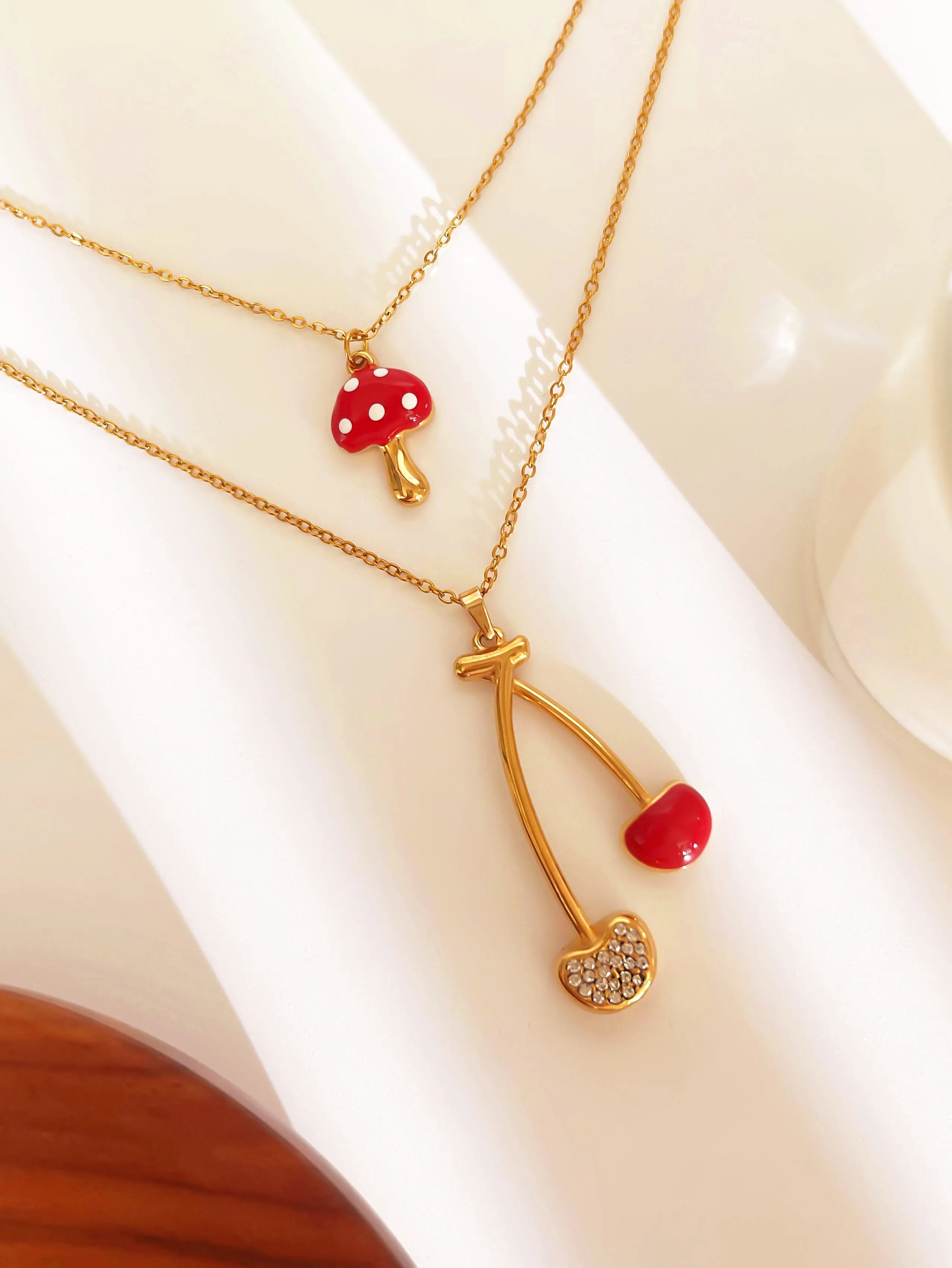 Collar Doble Honguito y Cereza en Acero Inoxidable Enchapado en Oro