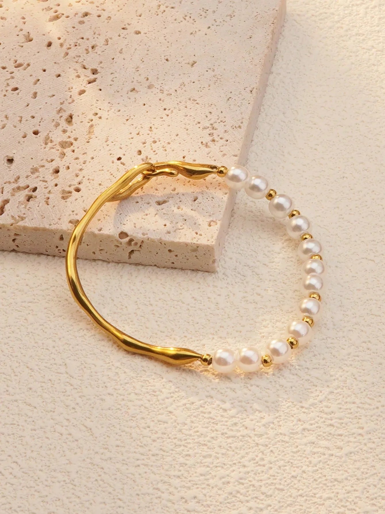 Brazalete con Perlas en Acero Inoxidable Chapado en Oro