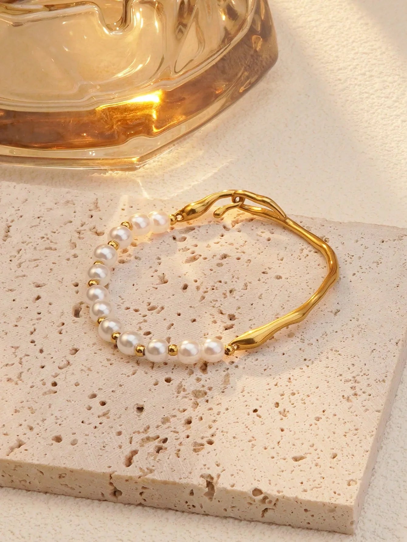 Brazalete con Perlas en Acero Inoxidable Chapado en Oro