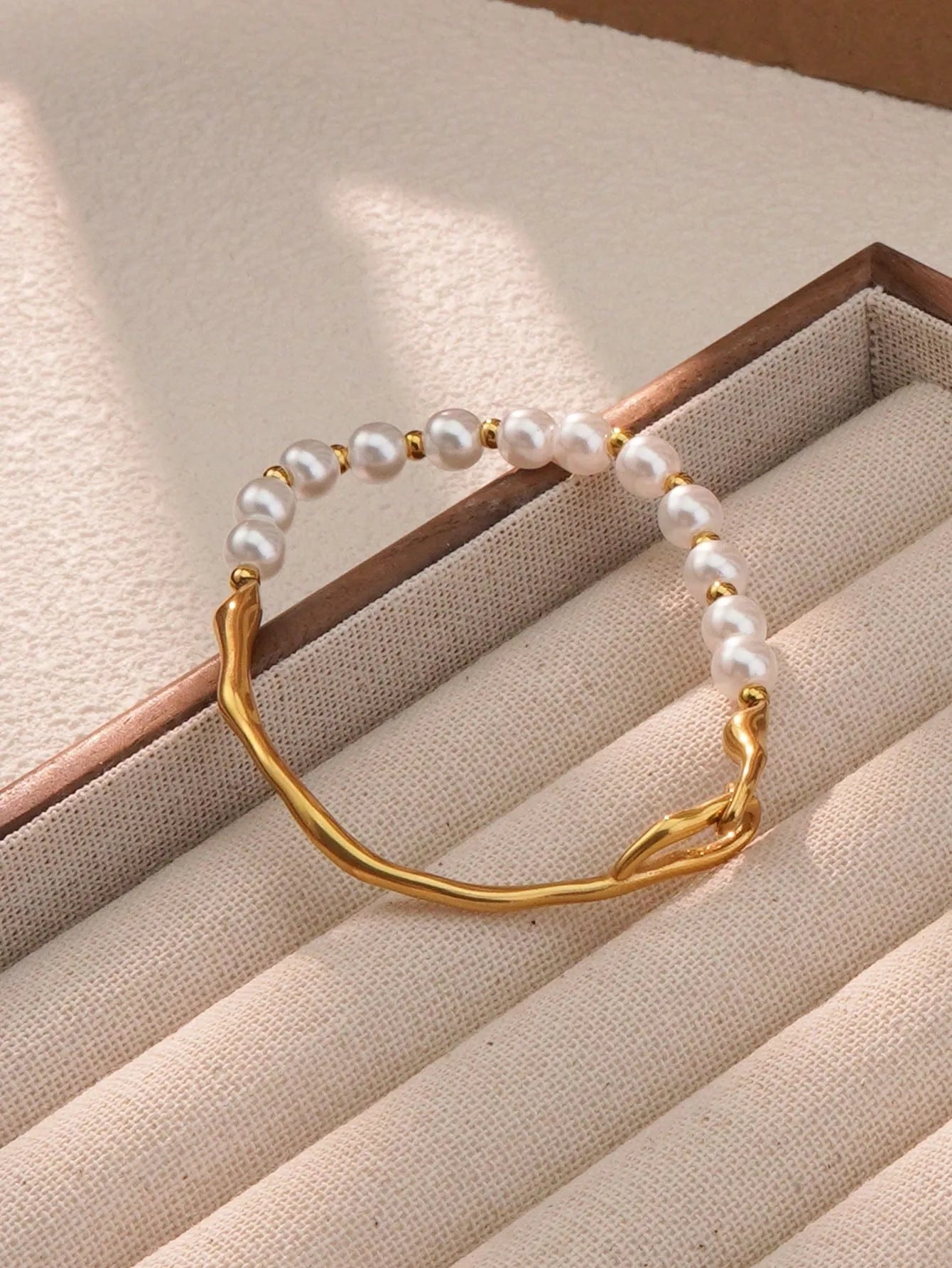 Brazalete con Perlas en Acero Inoxidable Chapado en Oro