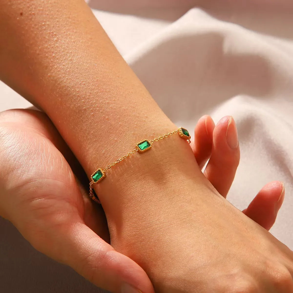 Pulsera Delicada Esmeralda en Acero Inoxidable Chapado en Oro