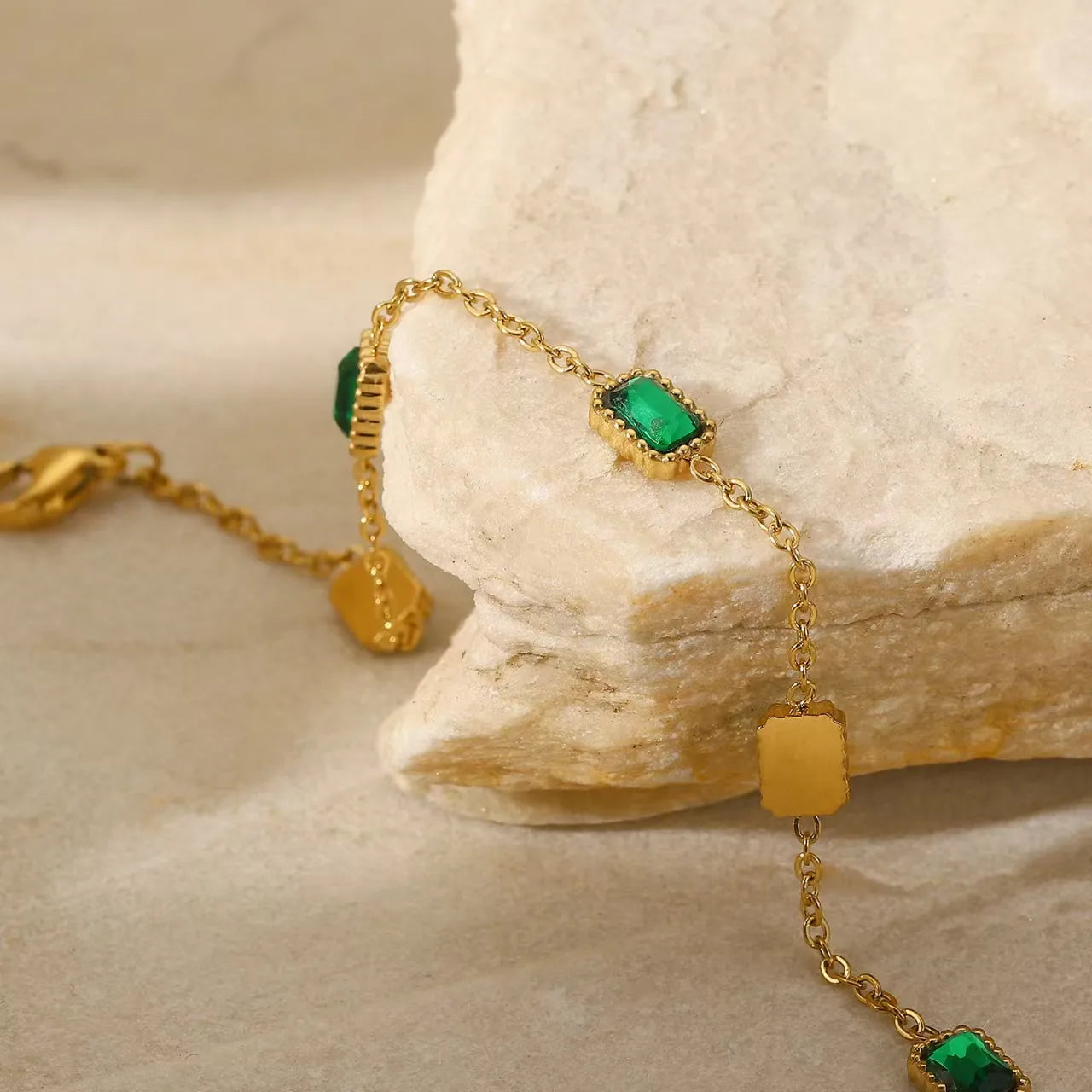 Pulsera Delicada Esmeralda en Acero Inoxidable Chapado en Oro