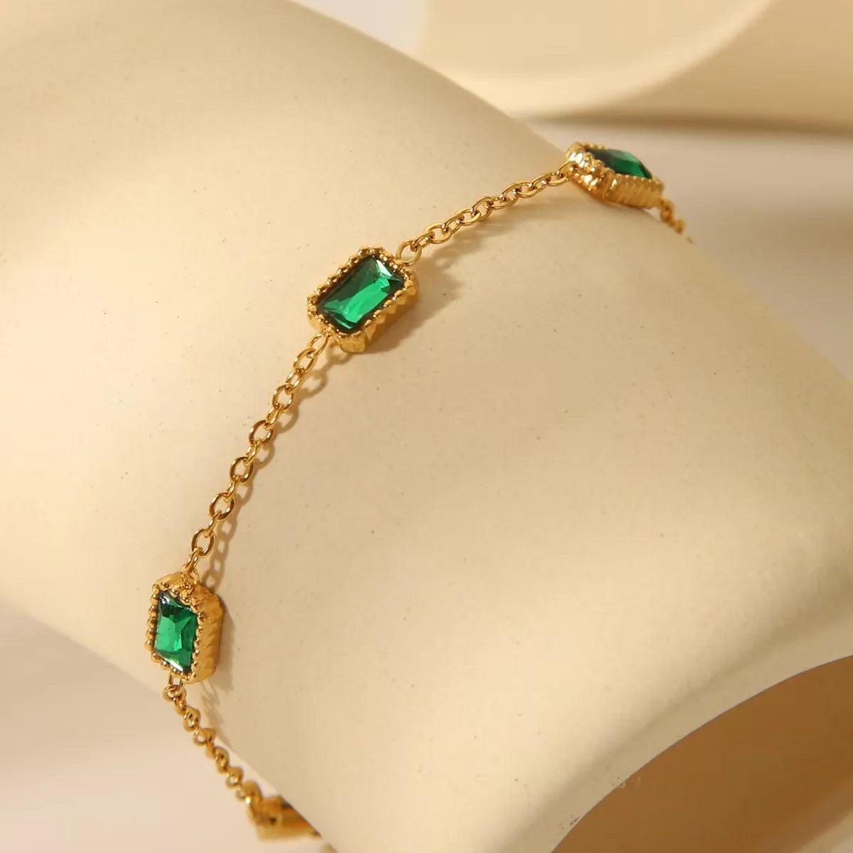 Pulsera Delicada Esmeralda en Acero Inoxidable Chapado en Oro