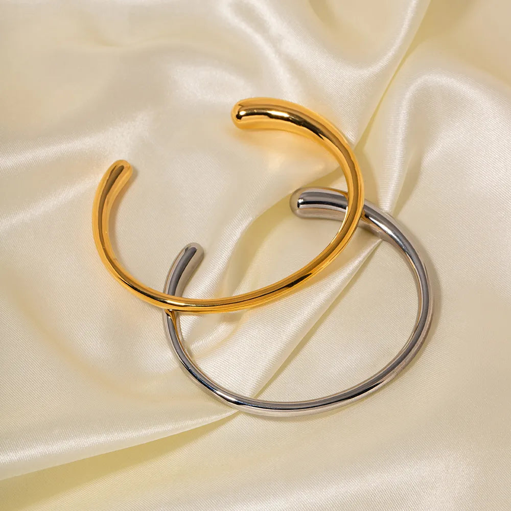 Brazaletes Sólidos Elegantes en Acero Inoxidable Chapado en Oro