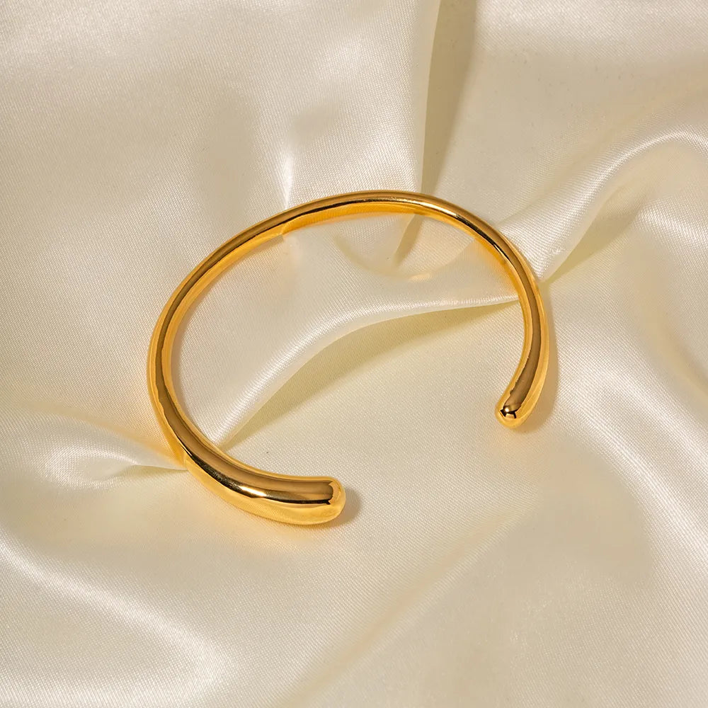 Brazaletes Sólidos Elegantes en Acero Inoxidable Chapado en Oro