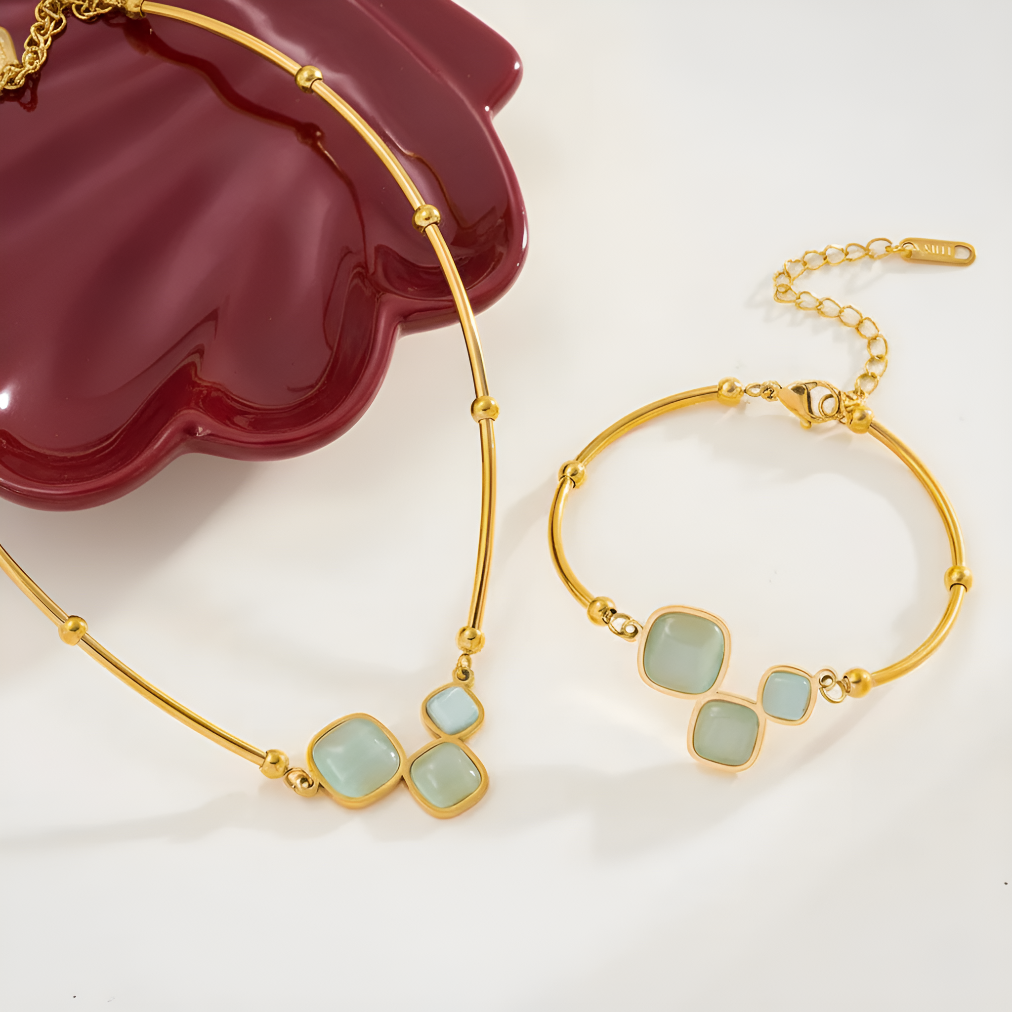 Conjunto con Collar y Pulsera Estilo Cuadrado en Acero Inoxidable Chapado en Oro