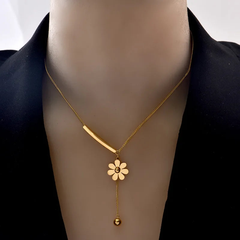 Collar con Diseño de Flor en Acero Inoxidable 316L
