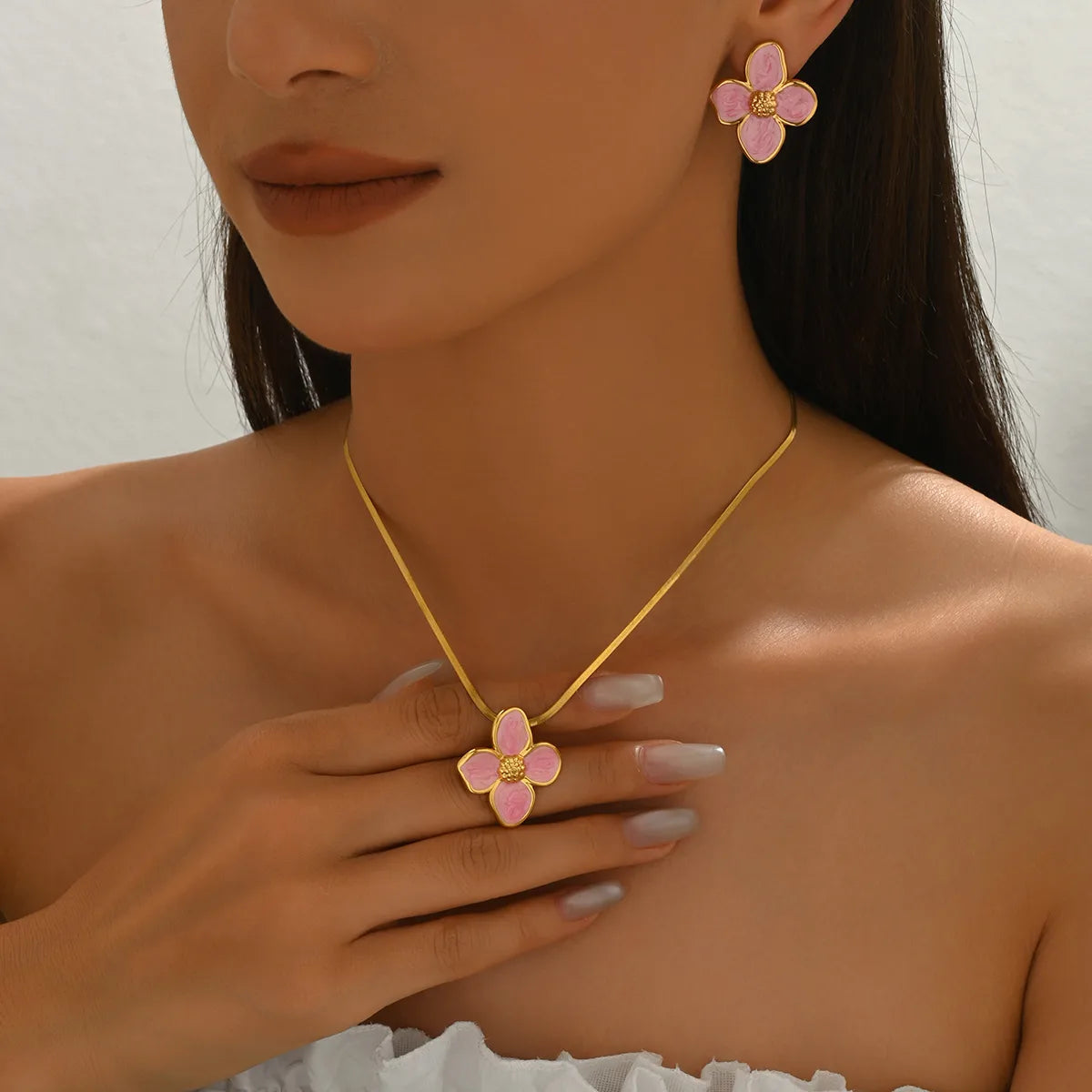 Conjunto Collar y Aretes Floral en Acero Inoxidable Chapado en Oro