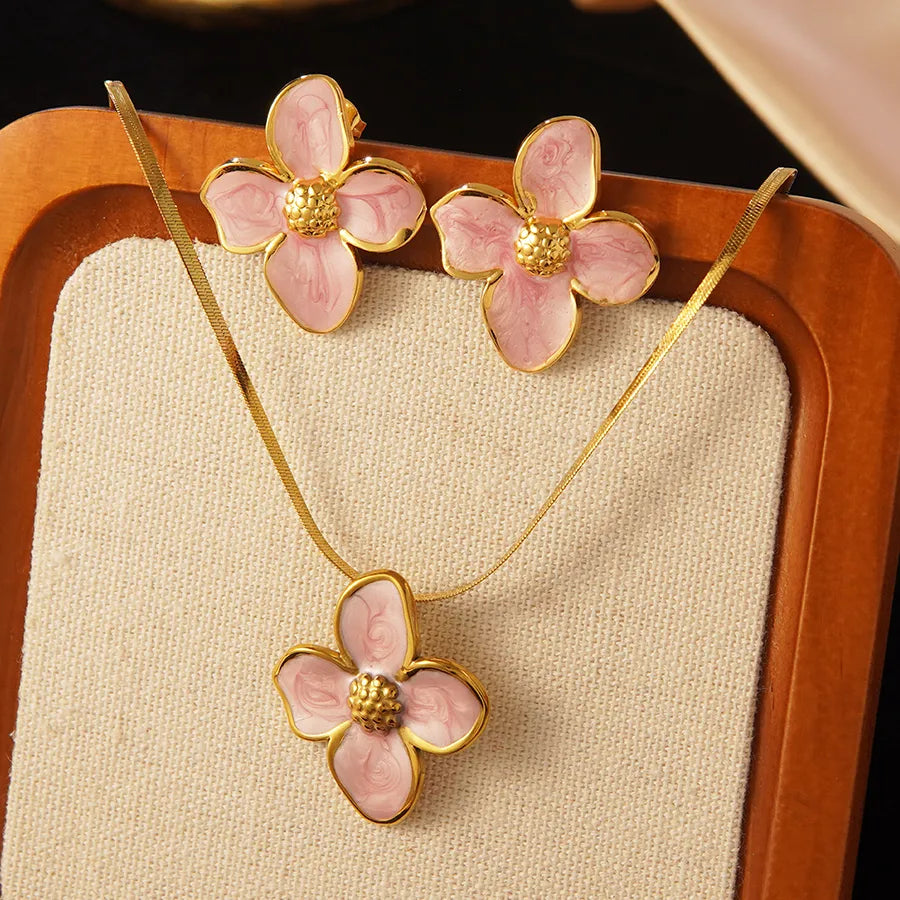 Conjunto Collar y Aretes Floral en Acero Inoxidable Chapado en Oro