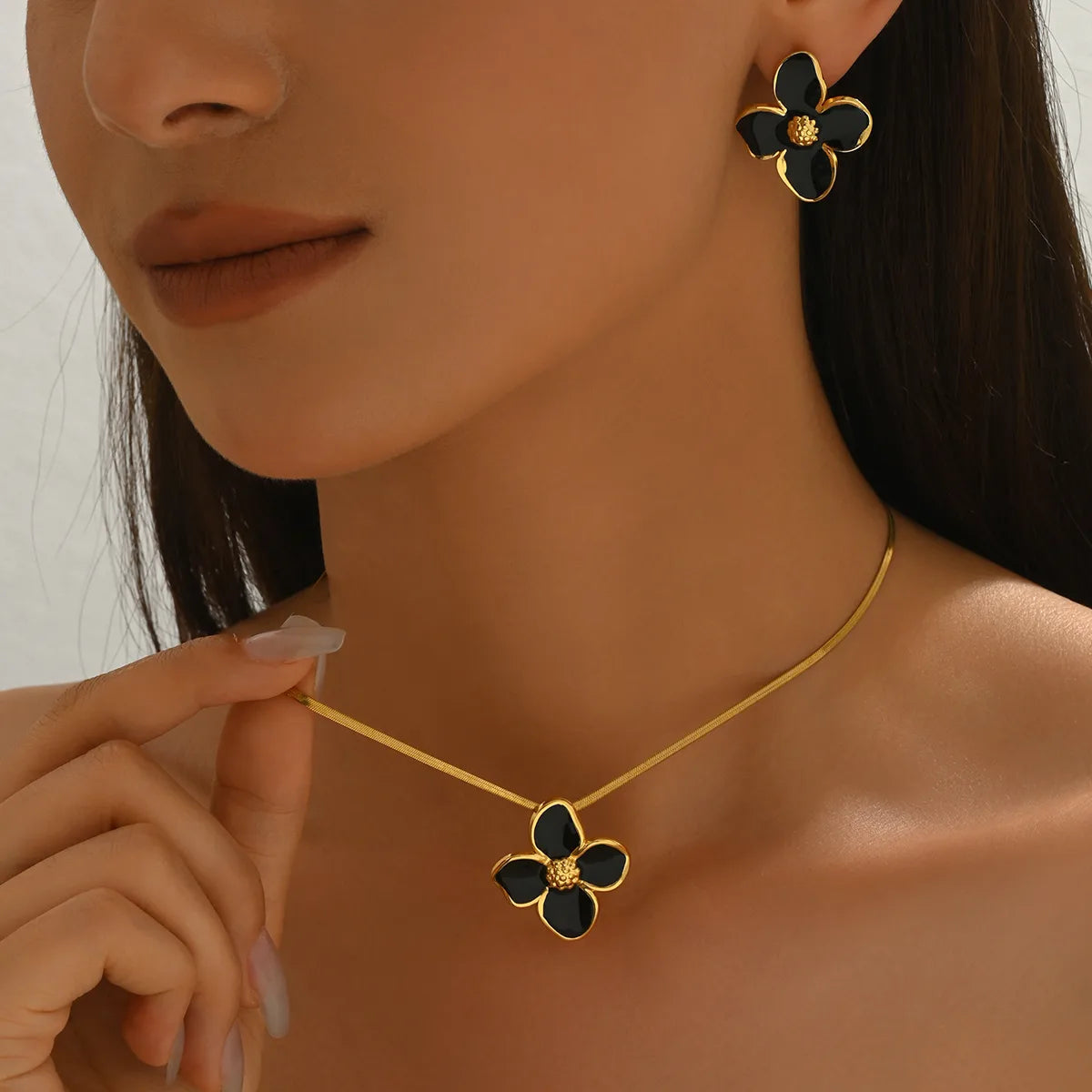 Conjunto Collar y Aretes Floral en Acero Inoxidable Chapado en Oro
