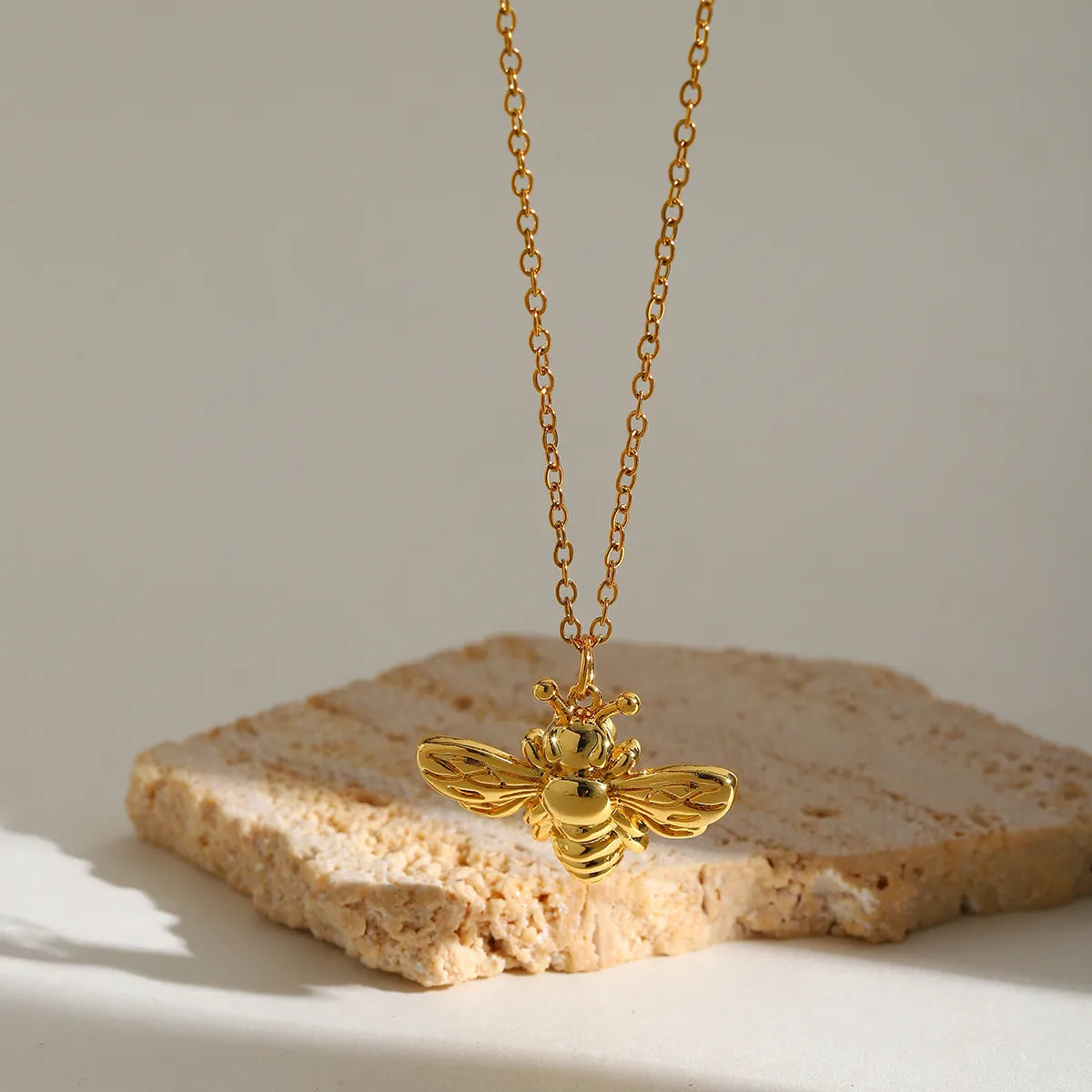 Collar de Abejita en Acero Inoxidable Enchapado en Oro