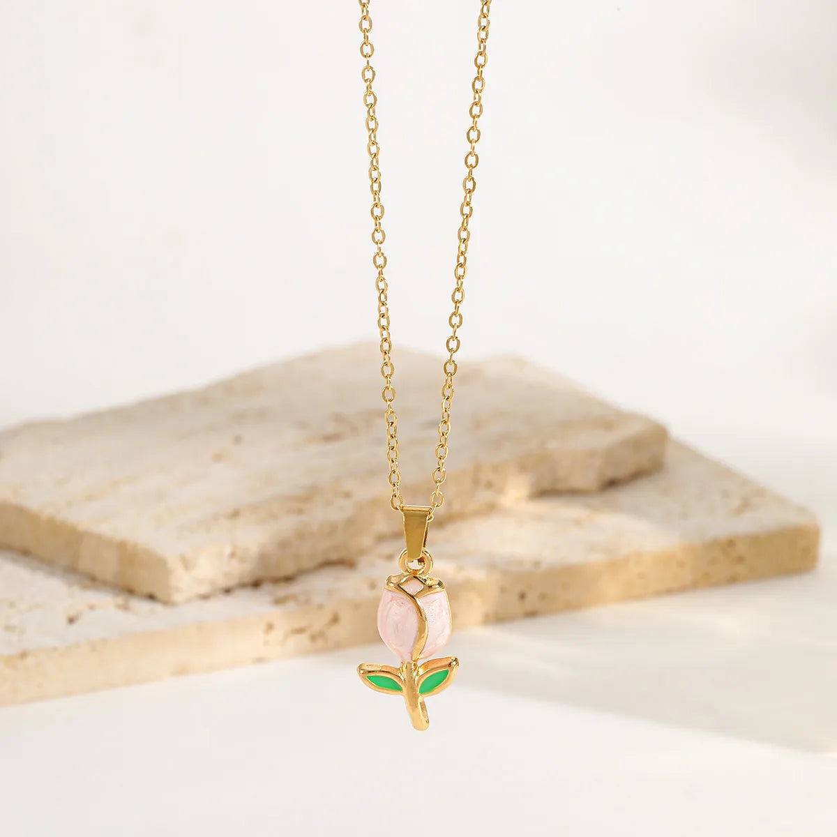 Collar con Tulipan en Acero Inoxidable Chapado en Oro