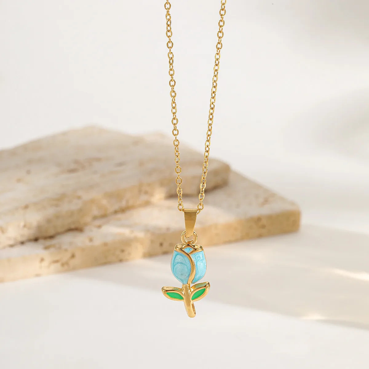 Collar con Tulipan en Acero Inoxidable Chapado en Oro